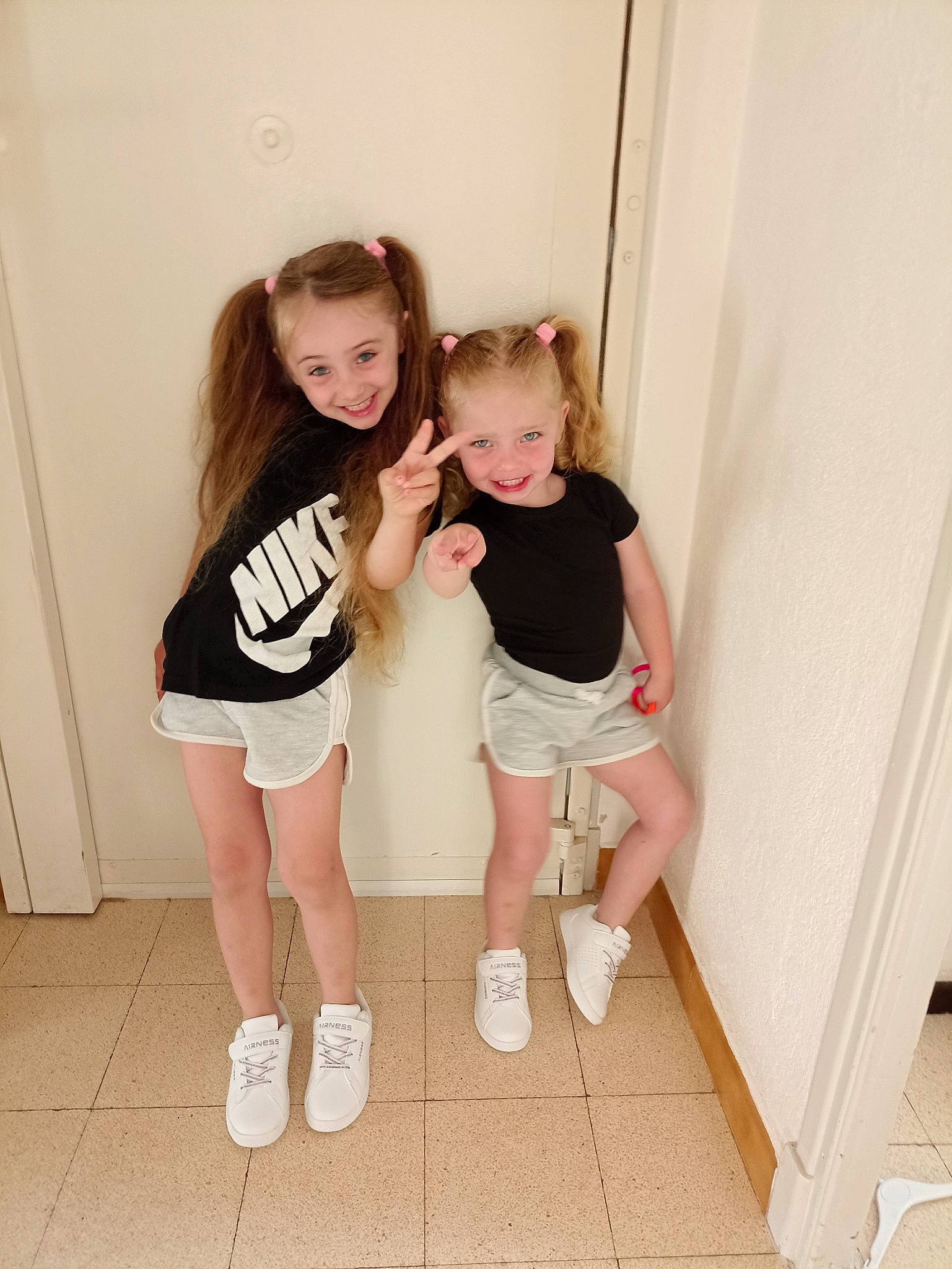 Lorentina a rejoint le concours — aidez-le/la à gagner de superbes lots ! fashion, floor, flooring, fun, gesture, happy, human_body, joint, joy, knee, leg, neck, person, shoe, shorts, shoulder, skin, sleeve, smile, standing