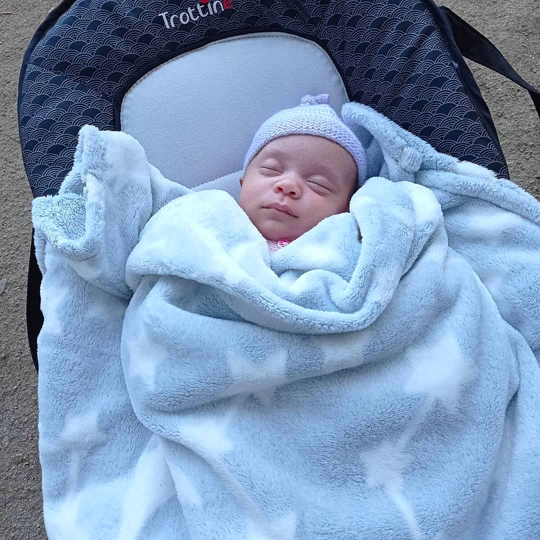 Fatoumata a rejoint le concours — aidez-le/la à gagner de superbes lots ! baby, baby_products, baby_safety, baby_sleeping, baby_toddler_clothing, bedtime, blanket, carmine, cheek, child, comfort, headwear, linens, nap, pattern, person, product, skin, sleep, sleeve