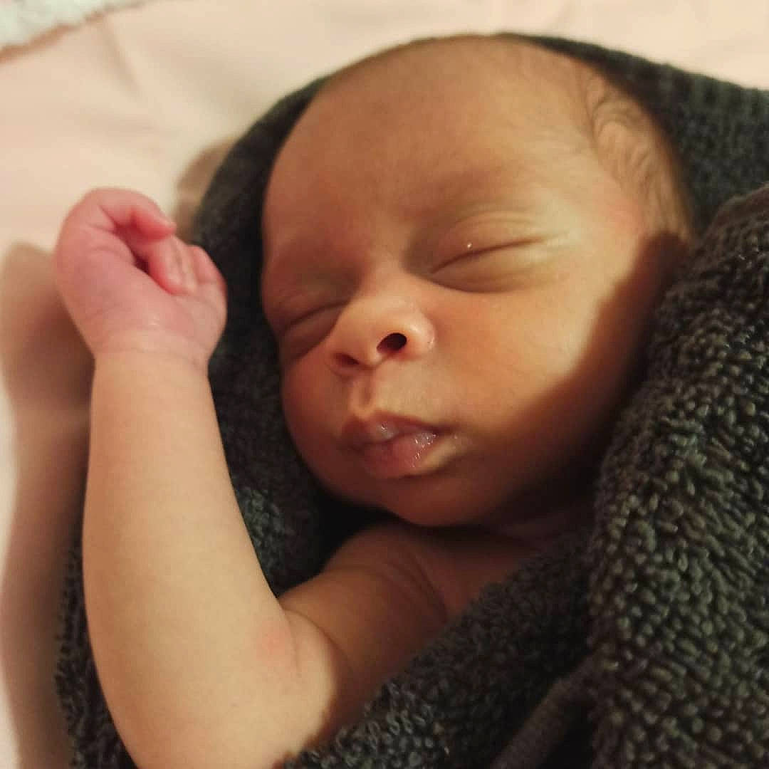 Fatoumata a rejoint le concours — aidez-le/la à gagner de superbes lots ! baby, baby_sleeping, cheek, child, close_up, comfort, ear, eye, eyebrow, eyelash, finger, gesture, happy, iris, lip, mouth, nose, person, skin, thumb