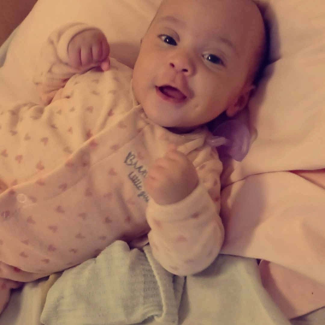 Saran participe au concours pour gagner de l'argent avec cette photo : baby, baby_sleeping, baby_toddler_clothing, cheek, chin, comfort, face, gesture, happy, head, iris, lip, nose, person, skin, sleeve, smile, textile, thumb, toddler