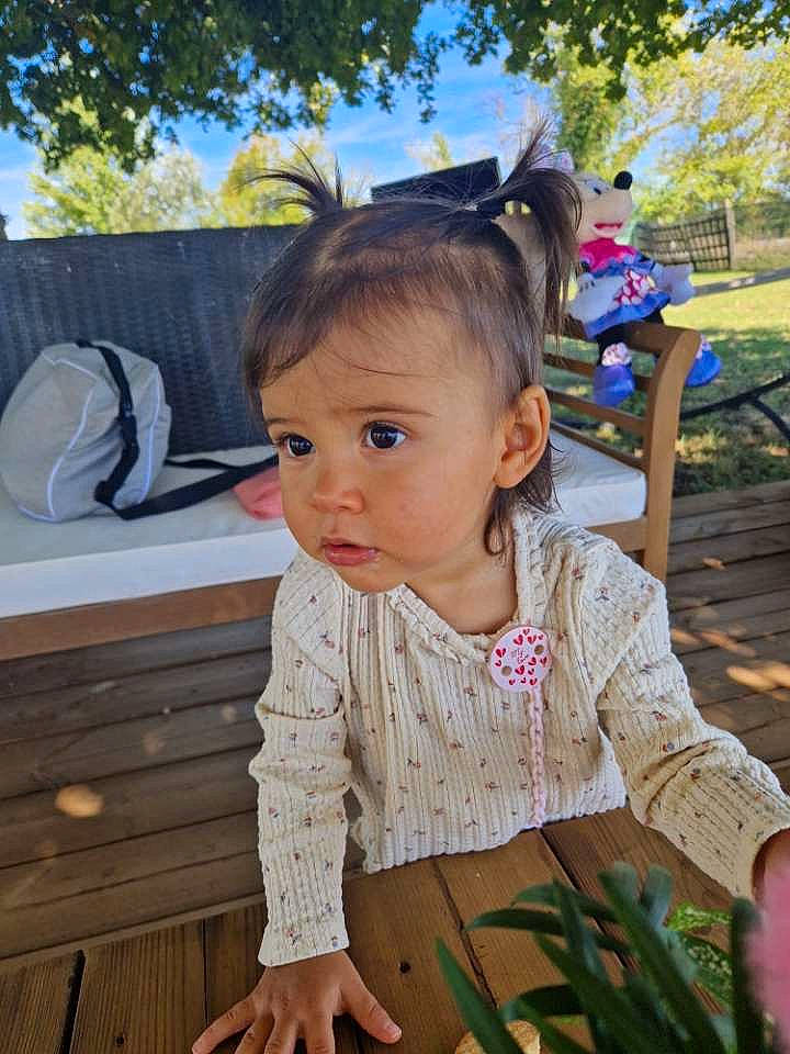 Luna participe au concours pour gagner de l'argent avec cette photo : baby_toddler_clothing, beauty, chair, child, facial_expression, grass, happy, iris, leisure, mammal, people, person, plant, skin, sky, summer, terrestrial_plant, toddler, tree, vertebrate