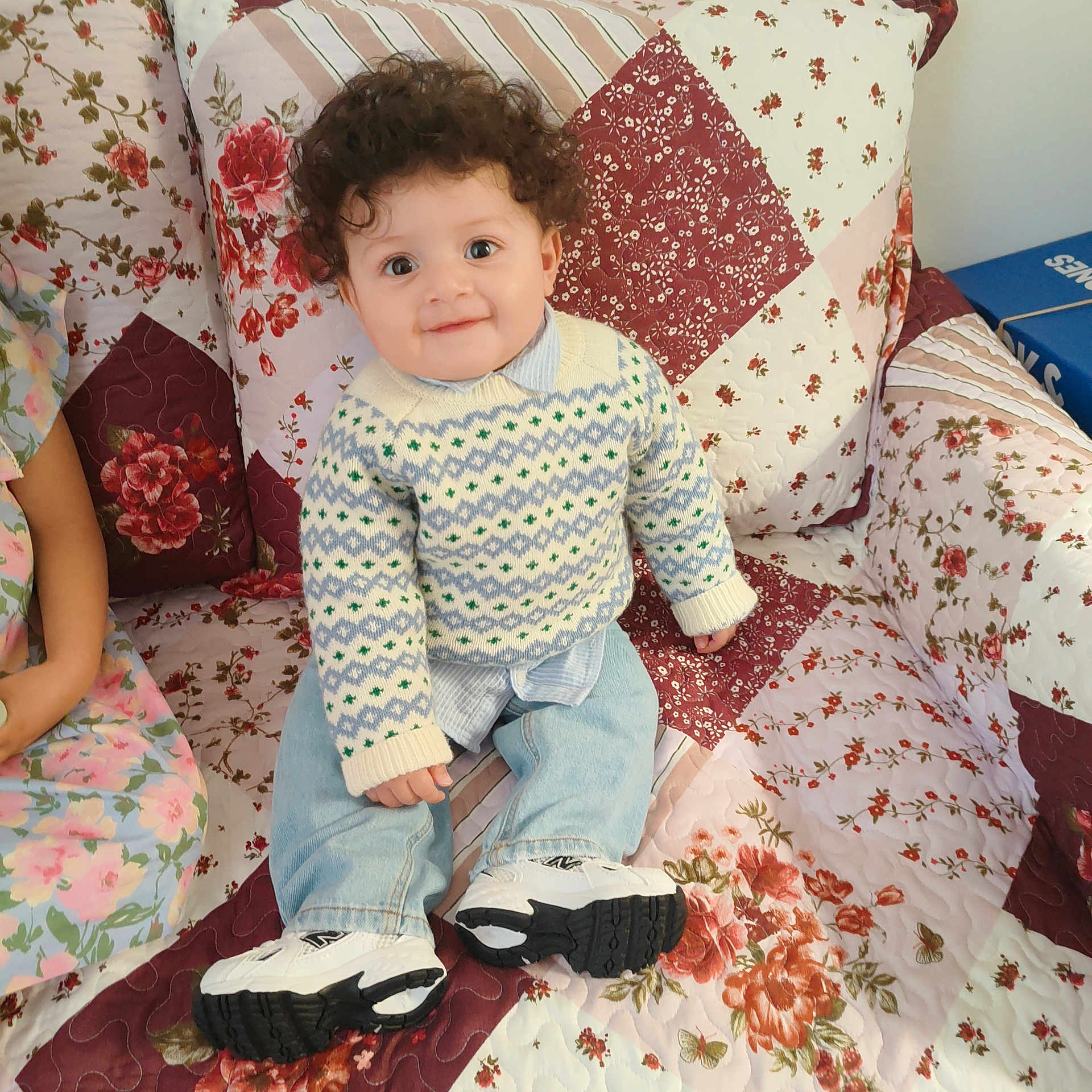 Aksel participe au concours pour gagner de l'argent avec cette photo : baby, child, clothing, couch, cushion, face, female, footwear, furniture, girl, head, homedecor, indoors, jeans, pants, person, photography, portrait, shoe, sitting