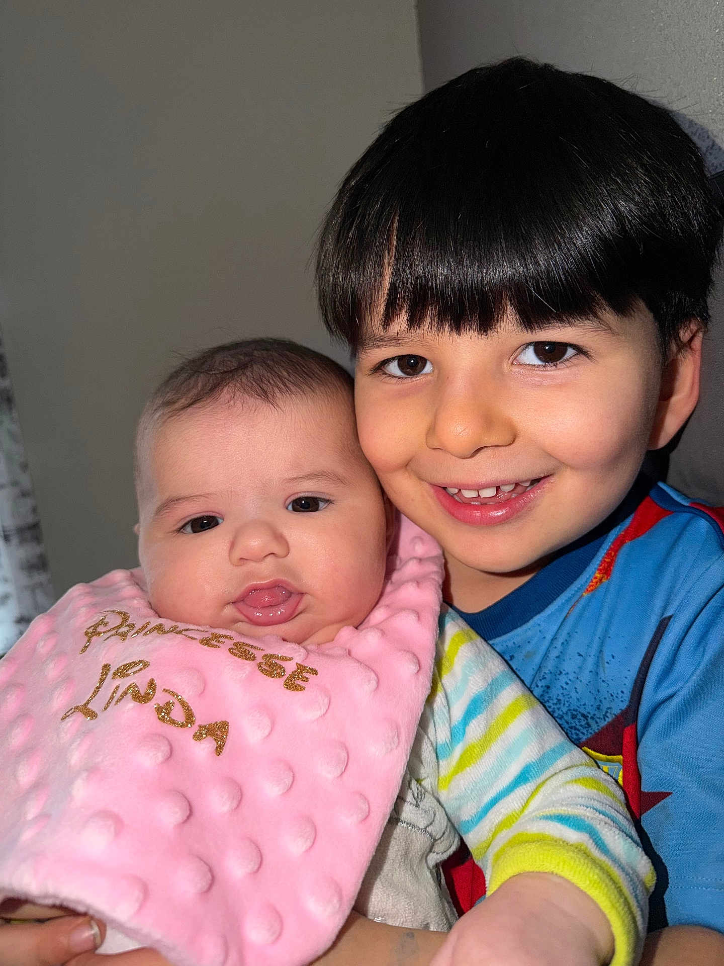 Adam a rejoint le concours — aidez-le/la à gagner de superbes lots ! child, baby, infant, toddler, sibling, brother, smile, happy, blanket, bib, clothing, portrait, close_up, indoors, cheeks, eyes, hair, hug, family, flash