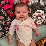 Linda a rejoint le concours — aidez-le/la à gagner de superbes lots ! baby, blanket, cheeks, cozy, eyes, floral_pattern, hair, hand, indoor, infant, legs, lying_down, onesie, pacifier, pacifier_clip, pillow, pink_towel, plush_blanket, portrait, smiling