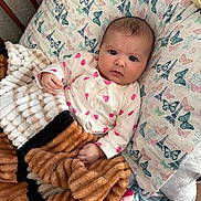 Linda a rejoint le concours — aidez-le/la à gagner de superbes lots ! baby, blanket, pillow, onesie, heart_pattern, butterfly_pattern, eiffel_tower_pattern, infant, bed, wooden_rail, cozy, soft_texture, indoor, child, cute, looking, lying_down, hand, face, expression