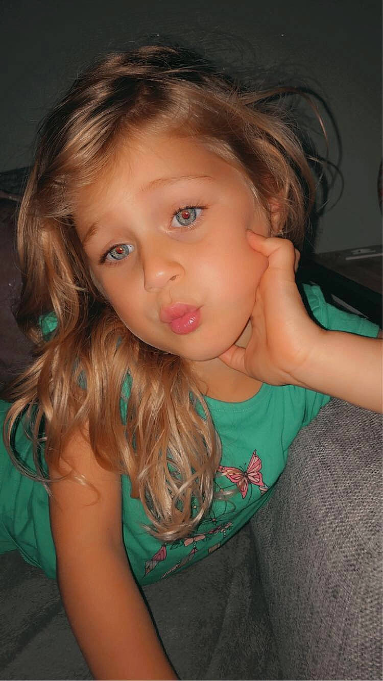 Kimmy a rejoint le concours — aidez-le/la à gagner de superbes lots ! beauty, blond, brown_hair, cheek, child, child_model, chin, eye, eyebrow, face, fun, hair, hairstyle, iris, lip, long_hair, neck, nose, person, skin