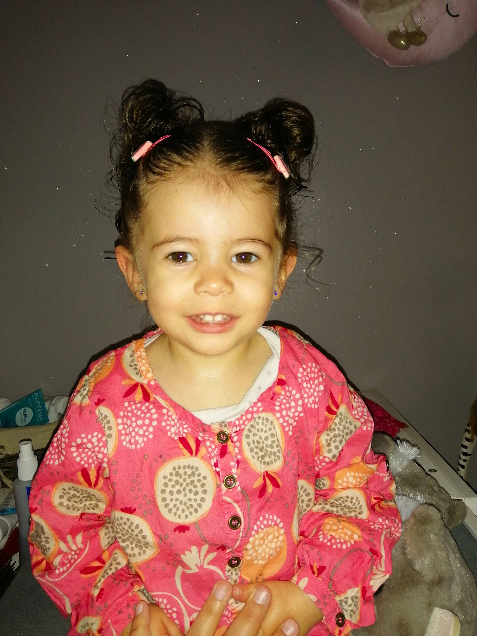 Lou participe au concours pour gagner de l'argent avec cette photo : cheek, child, face, forehead, hair, hair_accessory, hairstyle, happy, iris, joy, person, pink, skin, smile, textile, toddler