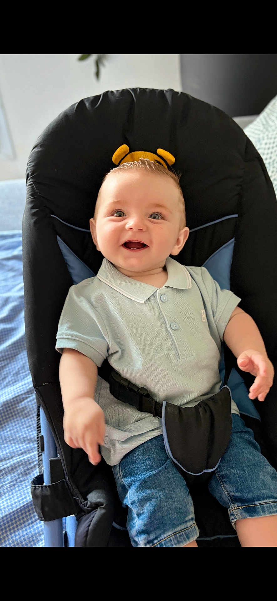 Alessio participe au concours pour gagner de l'argent avec cette photo : baby, child, smiling, polo_shirt, denim_shorts, baby_seat, cushion, happy, indoor, person, infant, cute, clothing, seatbelt, blue, jeans, portrait, young, sitting, bright