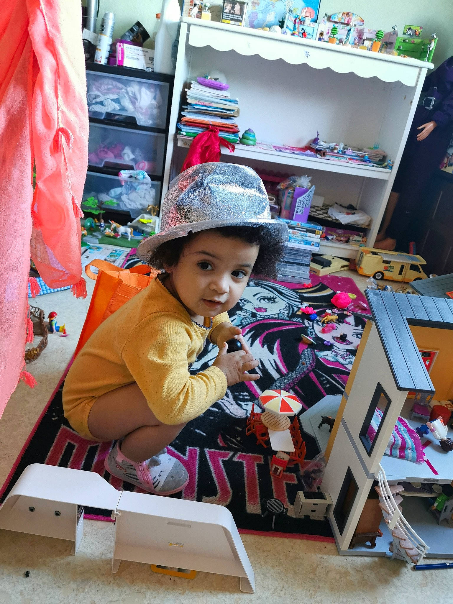 Shaynna participe au concours pour gagner de l'argent avec cette photo : child, headgear, headwear, people, person, pink, play, shoe, snapshot, street, textile, toddler, tourism, toy, vacation