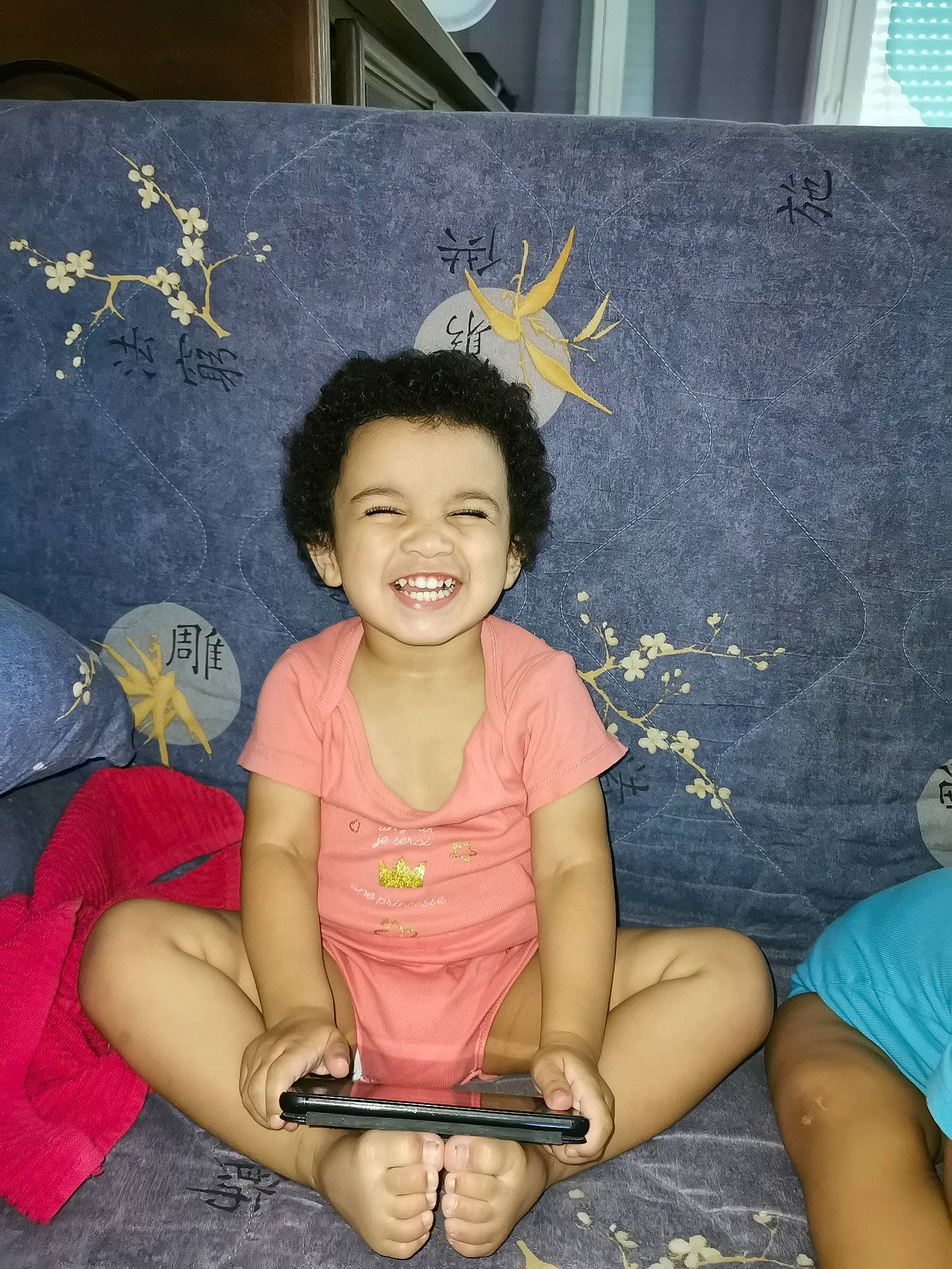 Shaynna a rejoint le concours — aidez-le/la à gagner de superbes lots ! child, fawn, fun, happy, joy, leg, person, sitting, smile, snapshot, thigh, toddler, vacation