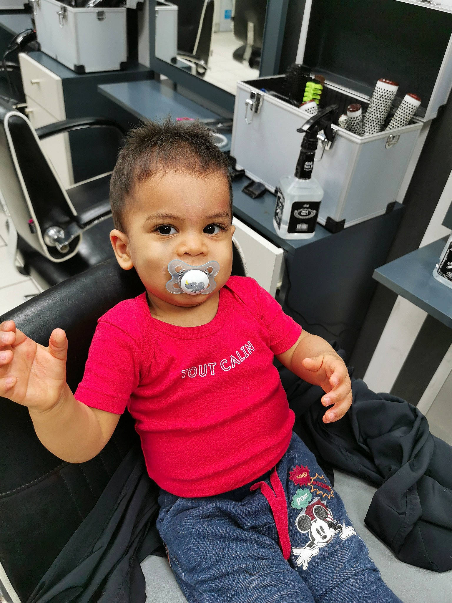 Donovan participe au concours pour gagner de l'argent avec cette photo : arm, baby, car_seat, child, hand, person, product, sitting, toddler
