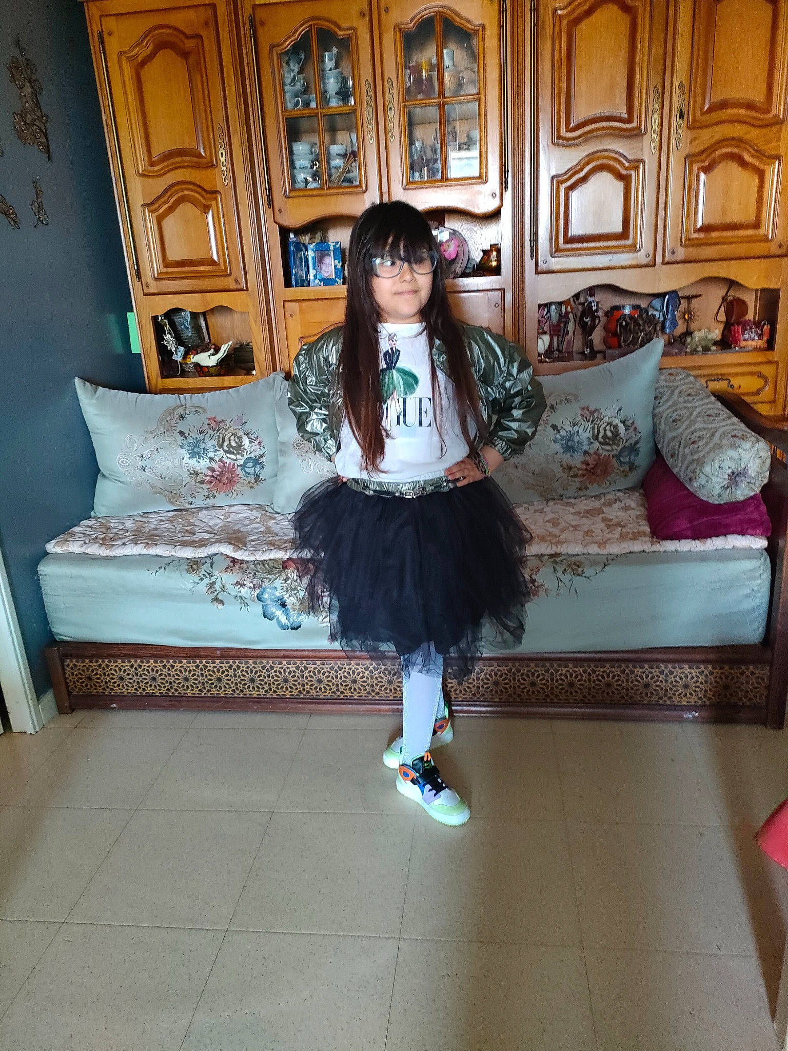 Mimouni Dounia Dikra a rejoint le concours — aidez-le/la à gagner de superbes lots ! couch, dress, eye, fashion_design, floor, flooring, fun, hardwood, human_leg, interior_design, joy, leg, leisure, living_room, pattern, person, picture_frame, purple, room, thigh