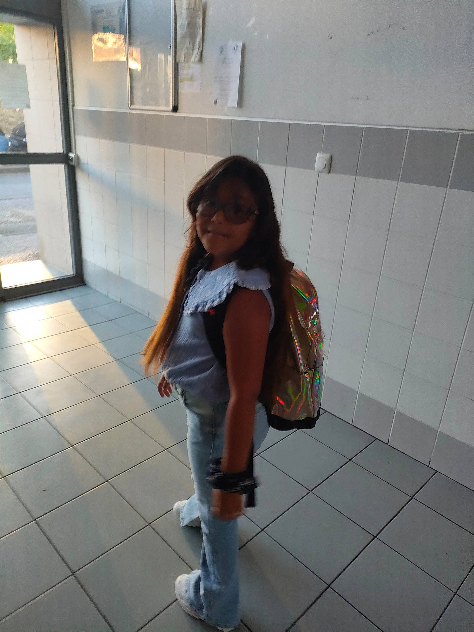 Mimouni Dounia Dikra participe au concours pour gagner de l'argent avec cette photo : bag, elbow, fashion_design, floor, flooring, fun, human_leg, joy, knee, leg, luggage_and_bags, pattern, person, room, shadow, sitting, thigh, tile, under_exposed, waist