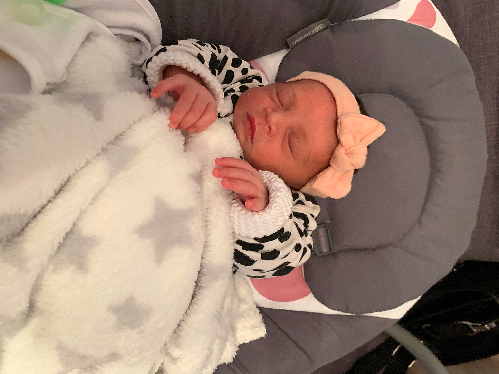 Vilyana participe au concours pour gagner de l'argent avec cette photo : baby, baby_products, baby_safety, baby_sleeping, baby_toddler_clothing, carmine, child, comfort, finger, fur, hand, head, headwear, human_body, linens, nap, pattern, person, pink, sleeve