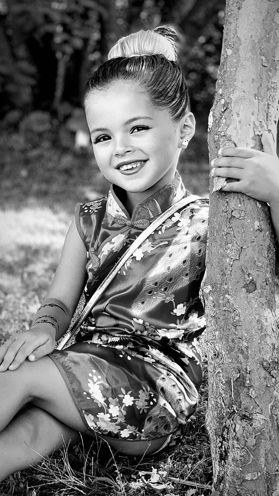 Irys a rejoint le concours — aidez-le/la à gagner de superbes lots ! black_and_white, child, eye, face, facial_expression, flash_photography, gesture, grass, hairstyle, hand, happy, head, human, joy, monochrome_photography, people, people_in_nature, person, photograph, plant