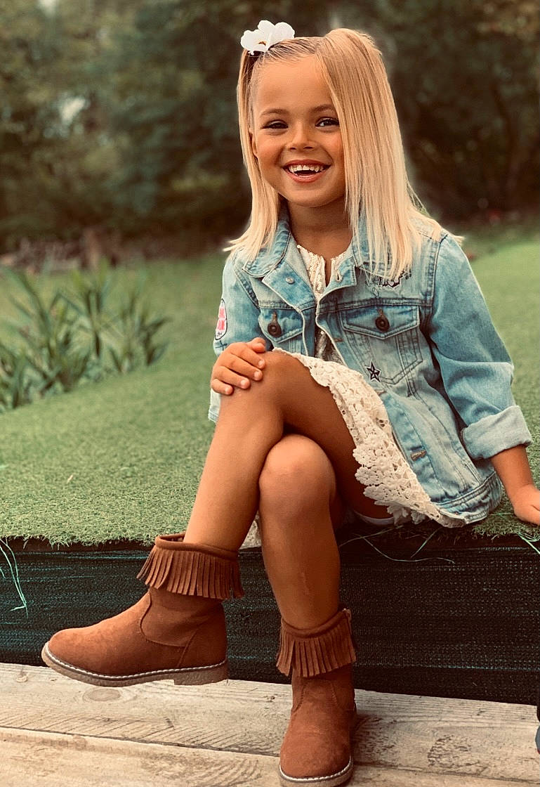 Irys a rejoint le concours — aidez-le/la à gagner de superbes lots ! cowboy_boot, face, flash_photography, footwear, grass, hair, hairstyle, happy, joy, knee, leg, people_in_nature, person, photograph, plant, shoe, smile, street_fashion, sunlight, textile