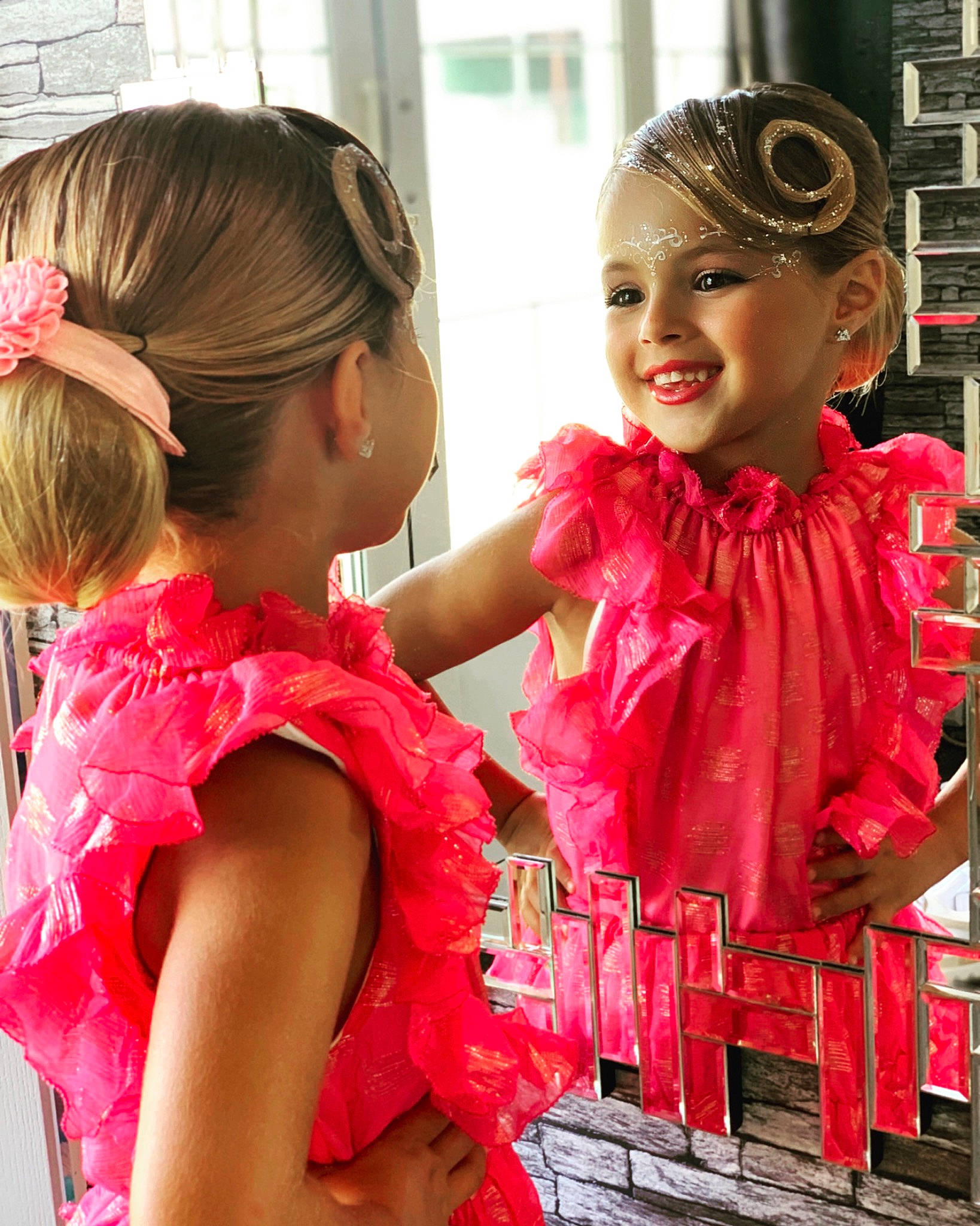 Irys participe au concours pour gagner de l'argent avec cette photo : beauty, child, dress, ear, embellishment, event, fashion, fashion_design, fun, gesture, happy, headband, headgear, headpiece, jewellery, joy, magenta, people, person, pink