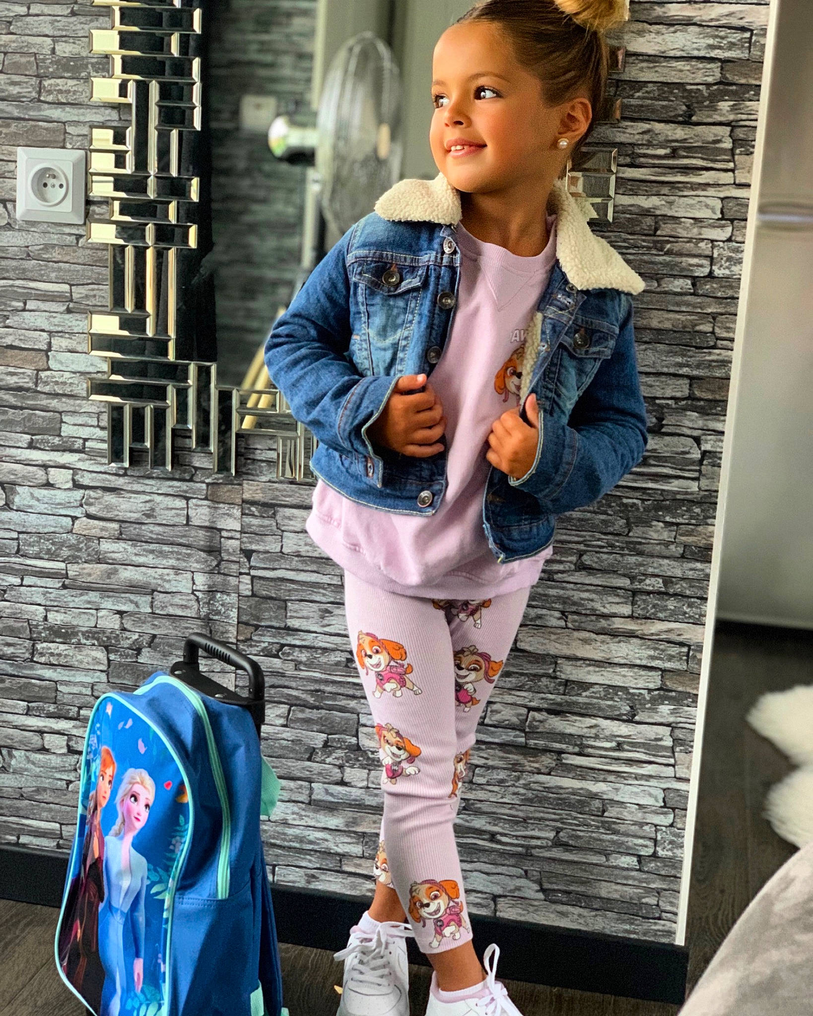 Irys participe au concours pour gagner de l'argent avec cette photo : bag, blazer, blue, clothing, collar, cool, denim, footwear, joy, luggage_and_bags, outerwear, person, photograph, shoe, sleeve, sportswear, standing, street_fashion, style, sunglasses