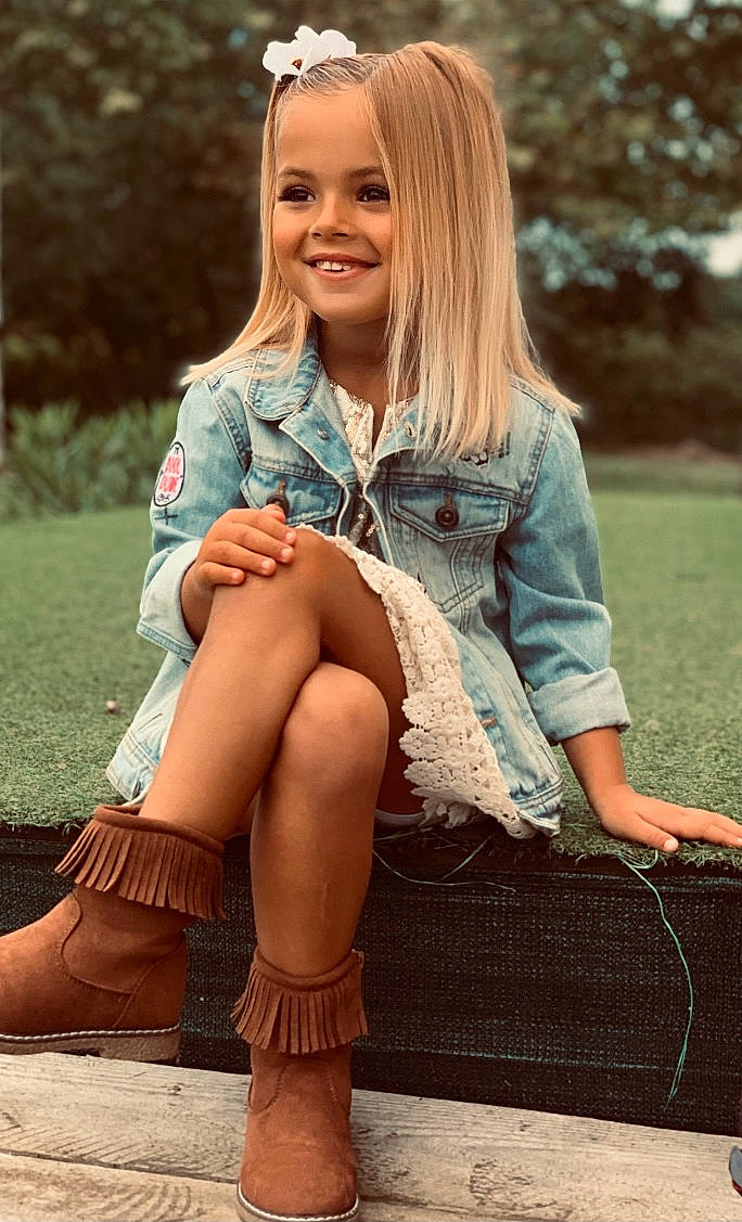 Irys a rejoint le concours — aidez-le/la à gagner de superbes lots ! cool, facial_expression, fashion, flash_photography, hairstyle, happy, joy, knee, knee_high_boot, leg, outerwear, people_in_nature, person, photograph, shoe, shoulder, skin, smile, street_fashion, sunlight