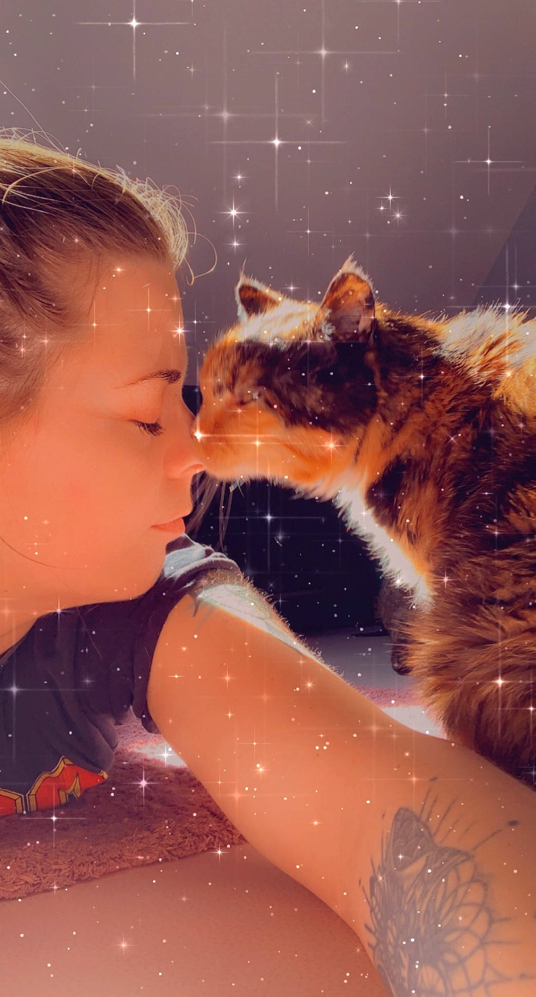 Chanelle a rejoint le concours — aidez-le/la à gagner de superbes lots ! black_hair, brown_hair, carnivore, cat, child, event, fawn, felidae, fun, fur, gesture, happy, human_leg, illustration, interaction, long_hair, people_in_nature, small_to_medium_sized_cats, thigh, whiskers