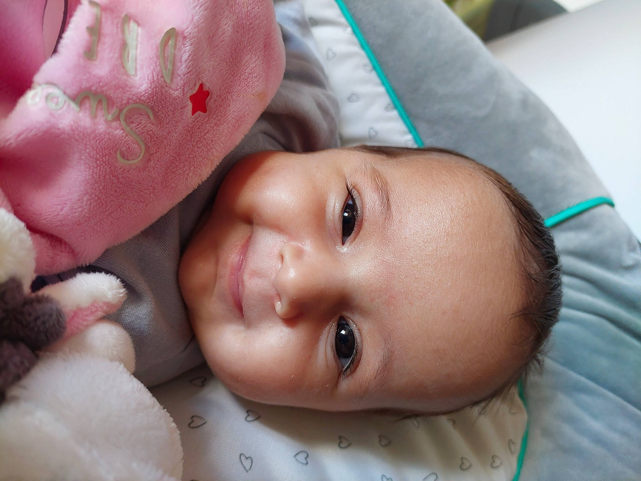 Mila participe au concours pour gagner de l'argent avec cette photo : baby, cheek, comfort, eye, eyebrow, eyelash, finger, forehead, hand, happy, head, human_body, iris, lip, mouth, nose, organ, person, skin, smile