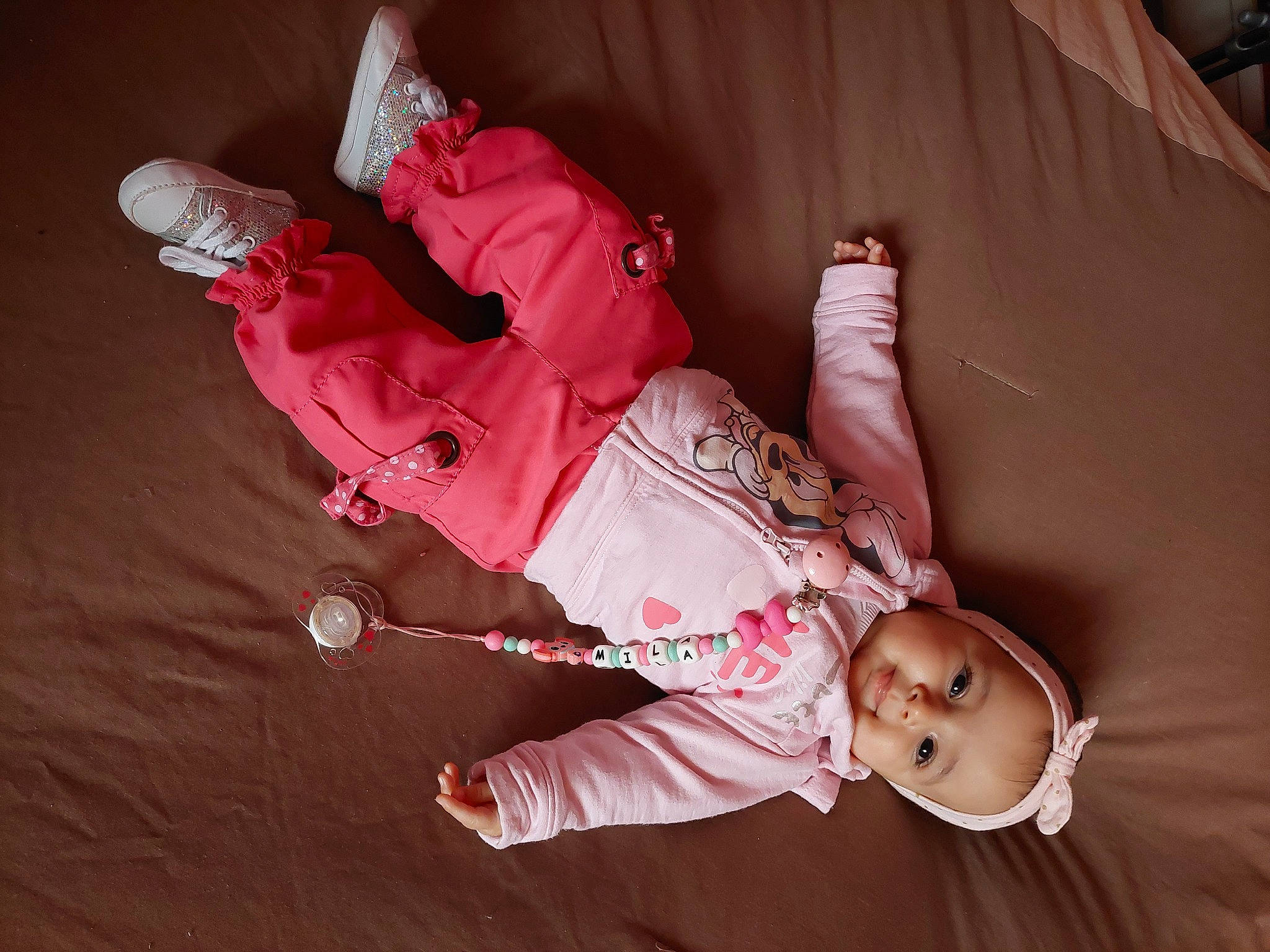 Mila a rejoint le concours — aidez-le/la à gagner de superbes lots ! baby, baby_products, baby_toddler_clothing, cheek, comfort, event, face, finger, fun, happy, leg, magenta, mouth, person, pink, sitting, skin, sleeve, textile, toddler