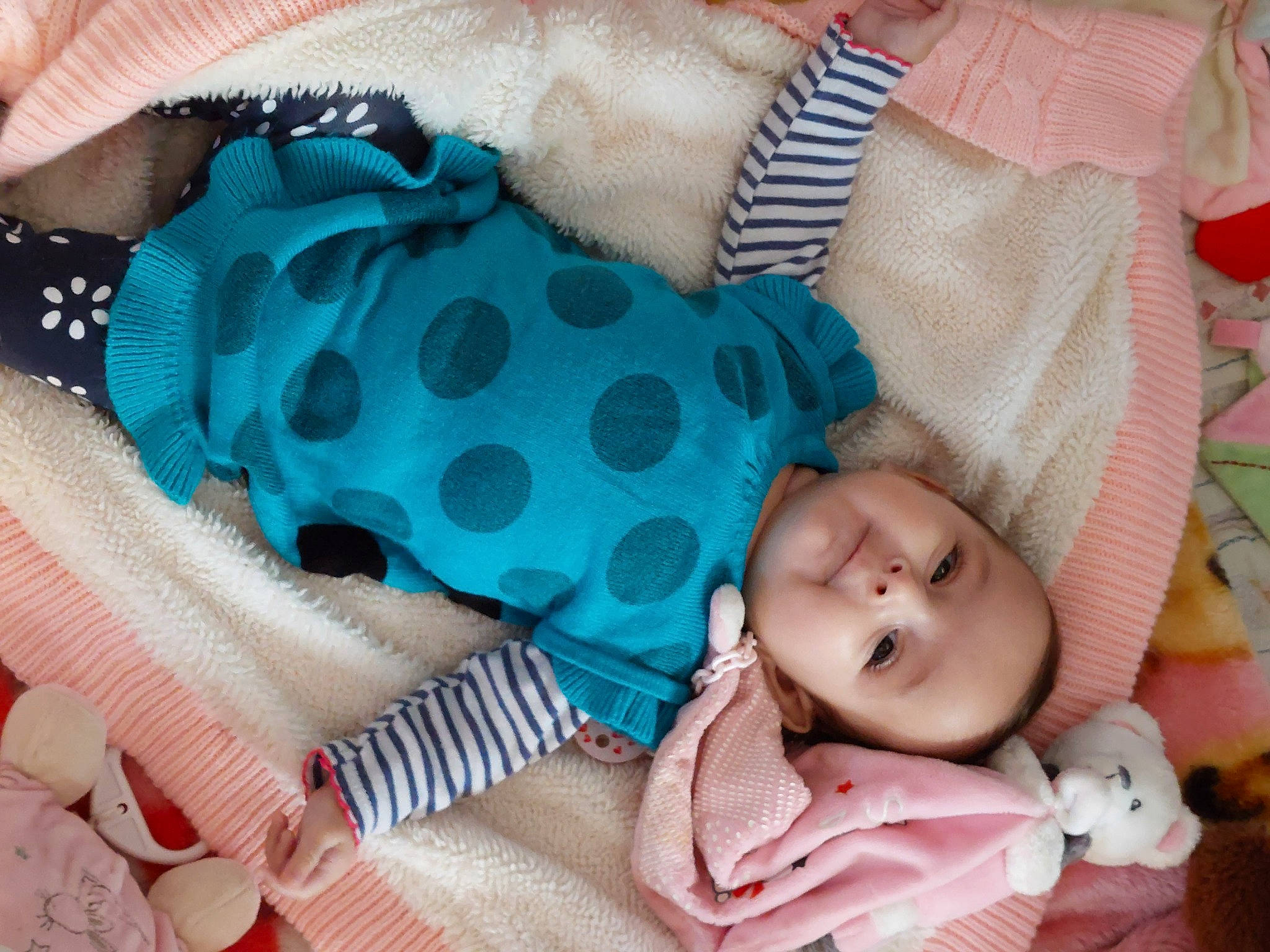 Mila participe au concours pour gagner de l'argent avec cette photo : baby, baby_products, baby_sleeping, baby_toddler_clothing, bedtime, cheek, child, comfort, electric_blue, fashion_accessory, hand, linens, nail, pattern, person, pink, product, skin, textile, toddler