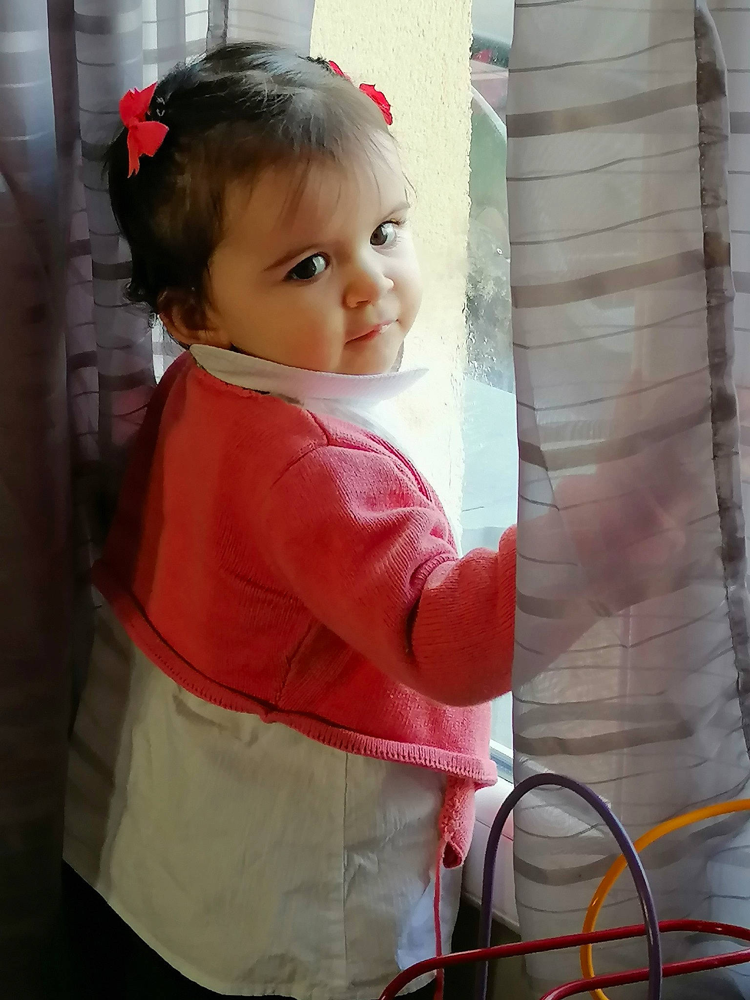 Louëna a rejoint le concours — aidez-le/la à gagner de superbes lots ! baby, baby_toddler_clothing, cable, child, electrical_wiring, electricity, fun, happy, linens, magenta, pattern, person, room, sitting, sleeve, snapshot, standing, textile, toddler, wire