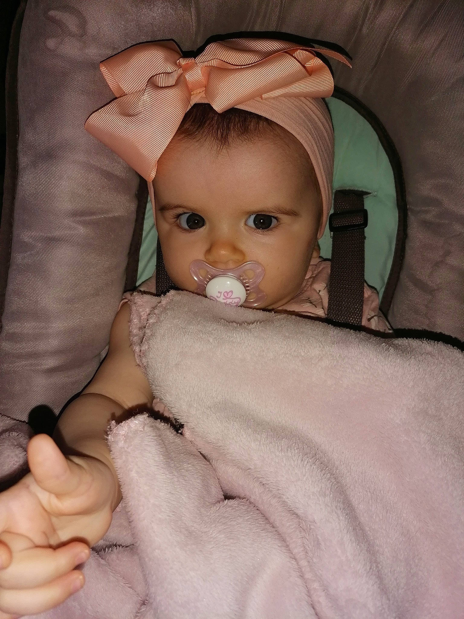 Louëna participe au concours pour gagner de l'argent avec cette photo : baby, cheek, child, eye, eyebrow, face, finger, forehead, hand, head, mouth, nose, person, skin, thumb, toddler