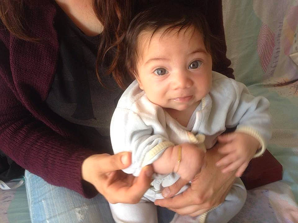 Karim a rejoint le concours — aidez-le/la à gagner de superbes lots ! baby, child, finger, gesture, hand, nose, person, skin, smile, thumb, toddler