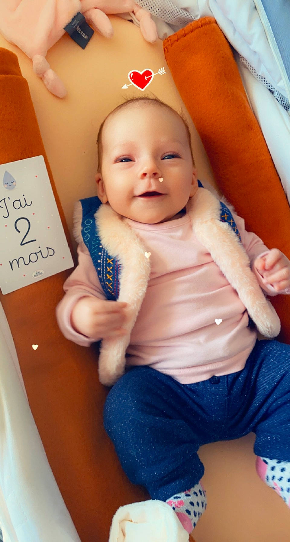 Malony a rejoint le concours — aidez-le/la à gagner de superbes lots ! baby, baby_playing_with_toys, baby_toddler_clothing, cheek, chin, eye, eyebrow, finger, gesture, happy, headgear, leg, lip, mouth, person, pink, skin, smile, stomach, thumb