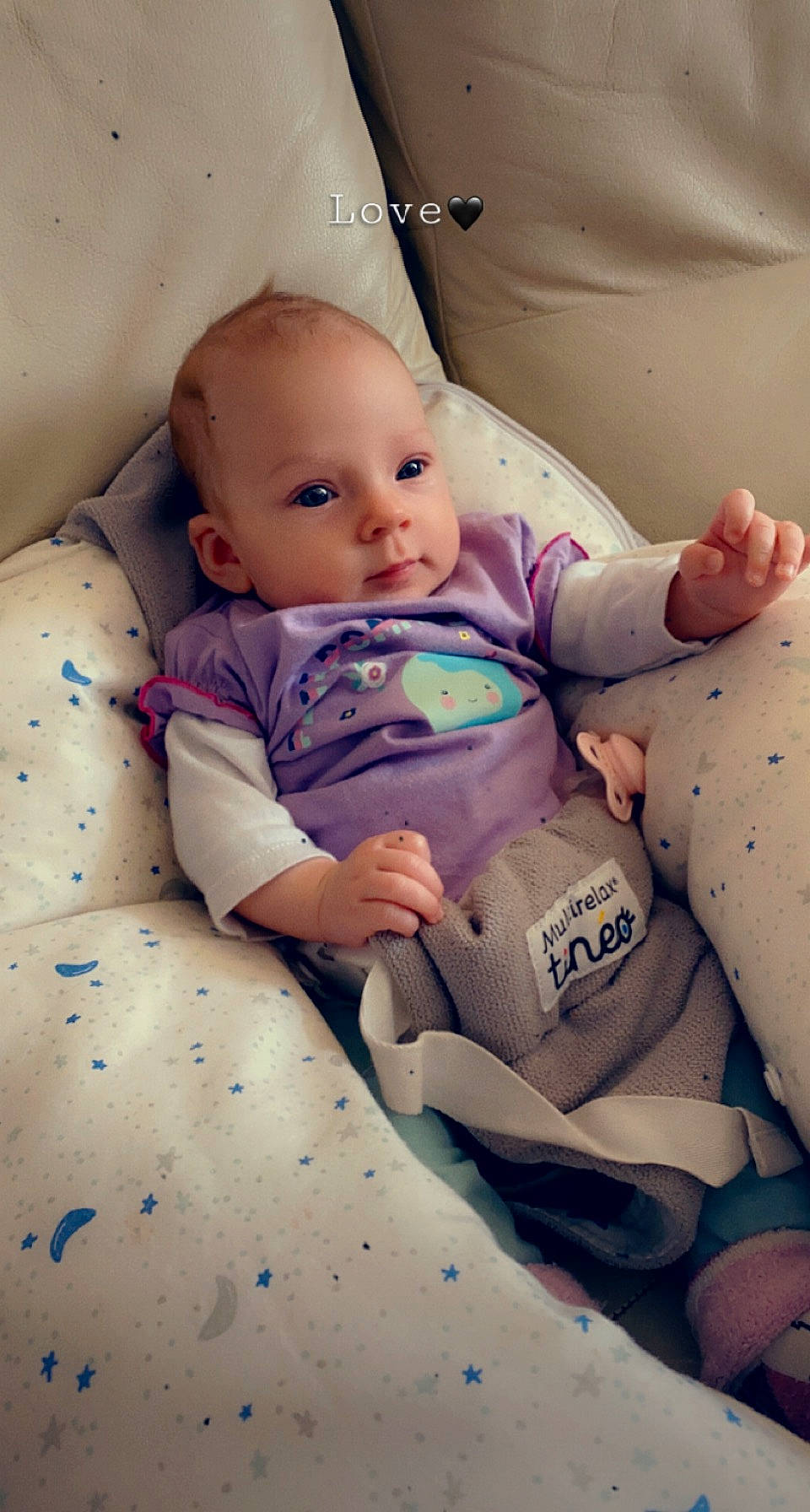 Malony a rejoint le concours — aidez-le/la à gagner de superbes lots ! abdomen, arm, baby, baby_sleeping, baby_toddler_clothing, cheek, child, comfort, eye, finger, happy, head, human_body, iris, linens, mouth, nose, person, sitting, skin