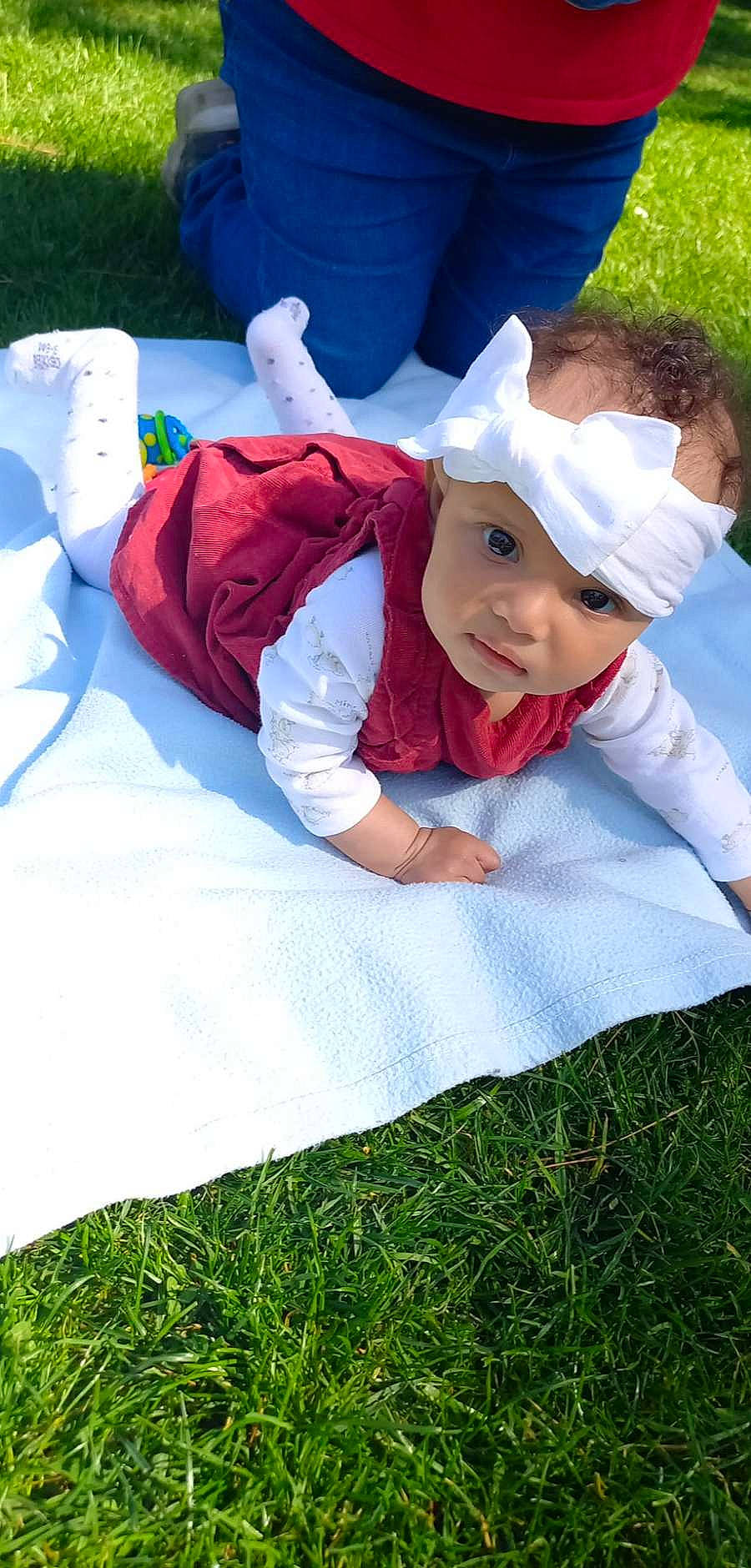 Mariam participe au concours pour gagner de l'argent avec cette photo : baby, baby_toddler_clothing, child, comfort, electric_blue, fun, grass, grassland, happy, hat, headwear, leisure, people_in_nature, person, plant, recreation, sitting, smile, sun_hat, toddler