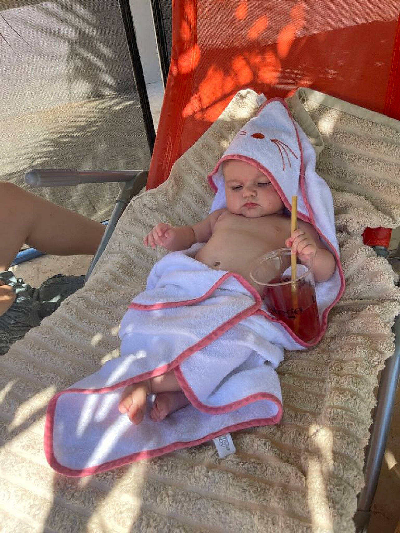 Lana a rejoint le concours — aidez-le/la à gagner de superbes lots ! baby_products, child, comfort, costume, fashion_accessory, foot, fun, grass, headwear, human_leg, knee, lap, leisure, magenta, person, recreation, sandal, sitting, tints_and_shades, toddler