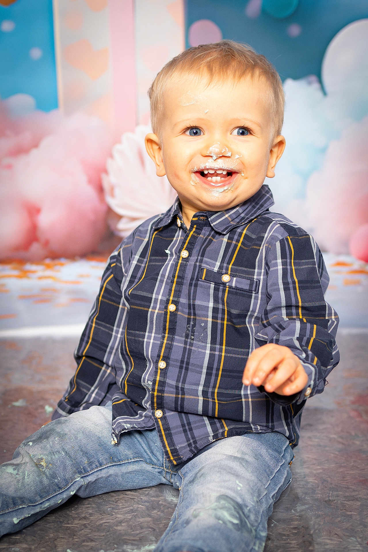 Djino a rejoint le concours — aidez-le/la à gagner de superbes lots ! toddler, child, smiling, plaid_shirt, jeans, cake_frosting, face_paint, sitting, happy, indoor, portrait, blue_eyes, blond_hair, background_decoration, party, messy, floor, casual_clothing, cute, celebration