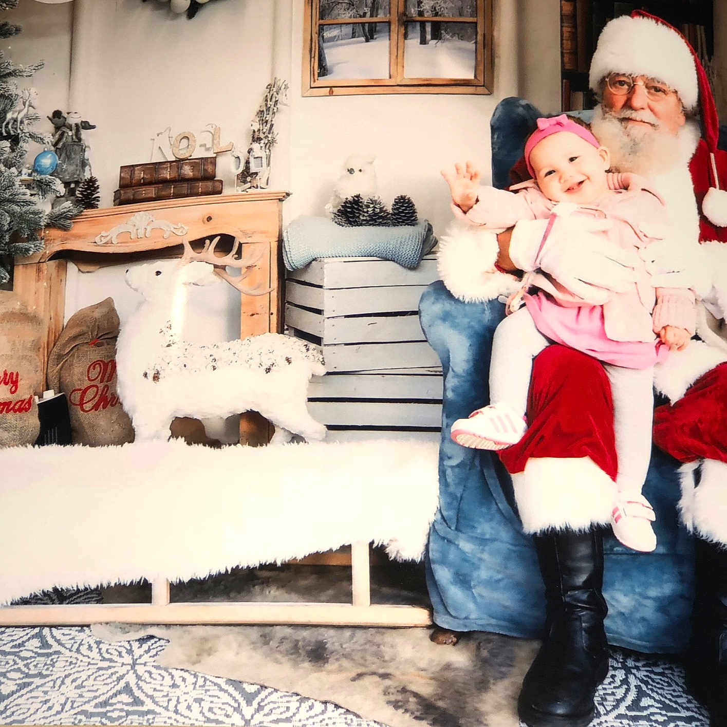 Hélèna a rejoint le concours — aidez-le/la à gagner de superbes lots ! christmas, christmas_decoration, event, fictional_character, fun, headwear, holiday, person, santa_claus, winter