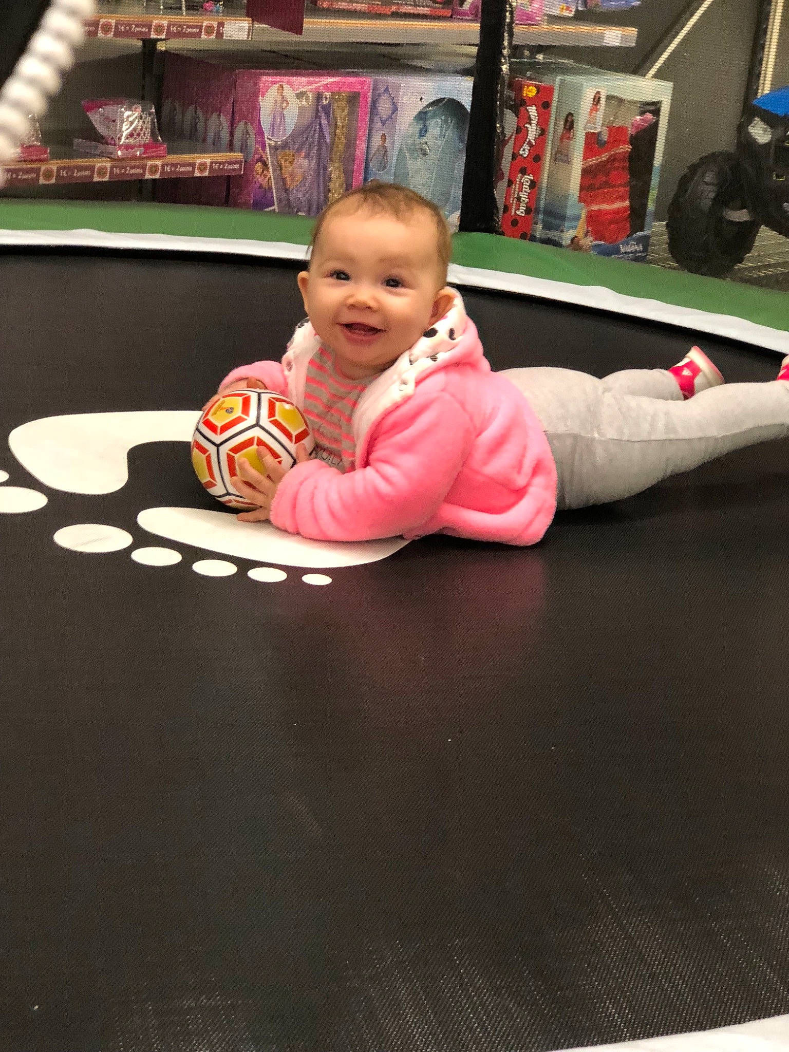 Hélèna a rejoint le concours — aidez-le/la à gagner de superbes lots ! arm, child, day, floor, flooring, fun, games, girl, indoor_games_and_sports, infant, person, physical_fitness, pink, play, product, sitting, sport_venue, table, toddler