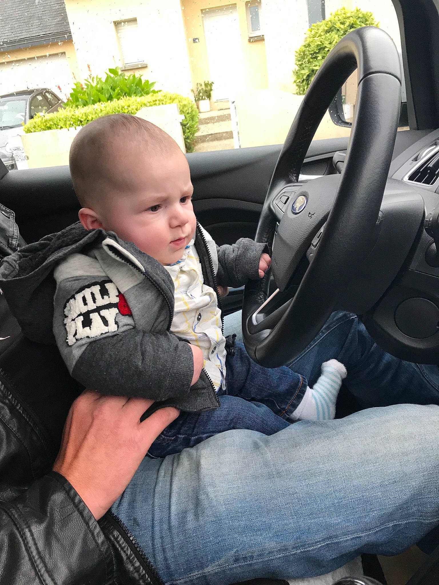 Ilan a rejoint le concours — aidez-le/la à gagner de superbes lots ! auto_part, car, car_seat, car_seat_cover, child, city_car, driving, family_car, luxury_vehicle, motor_vehicle, person, plant, product, steering_part, steering_wheel, subcompact_car, toddler, vehicle, vehicle_door