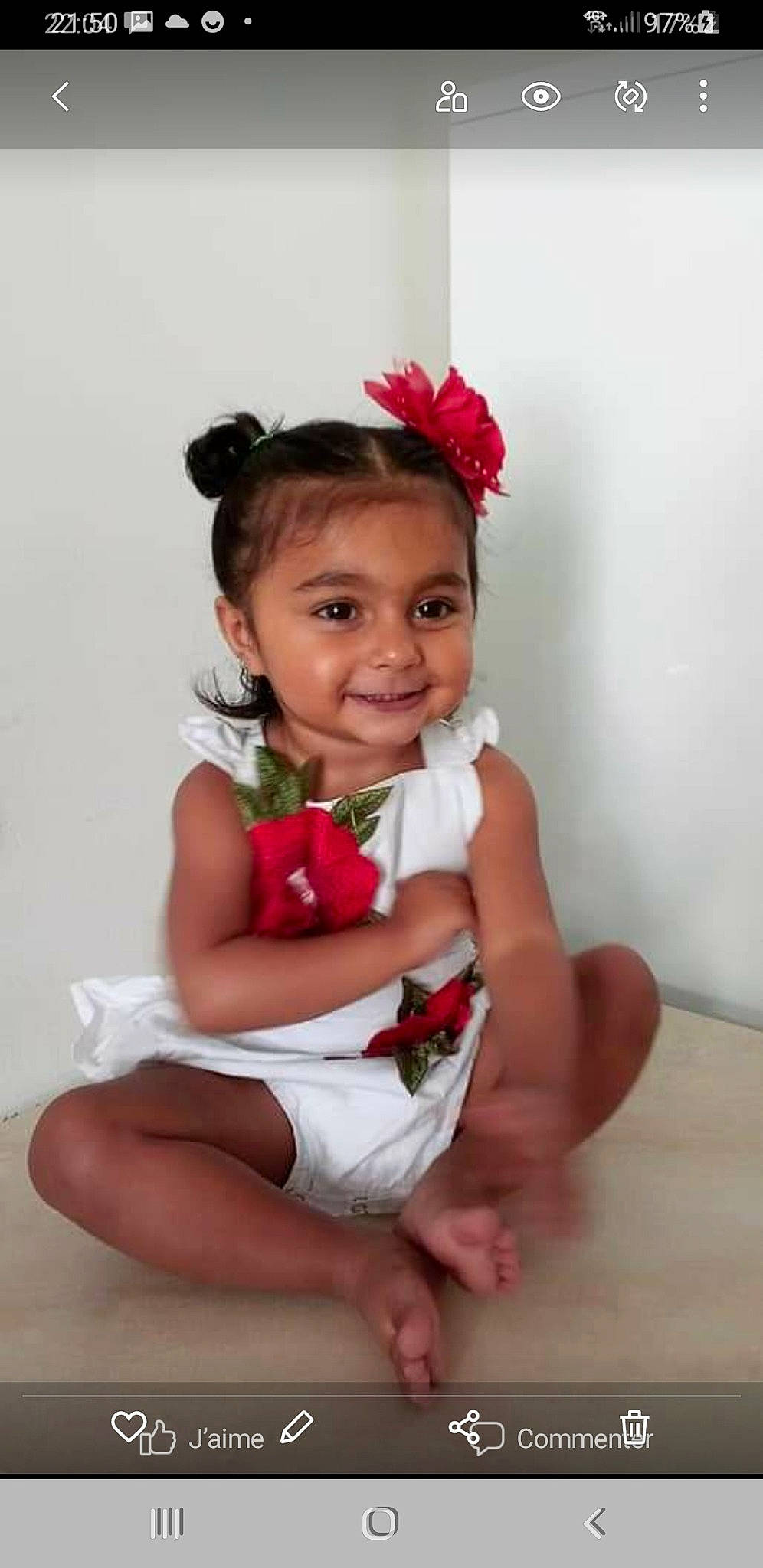 Tahicyana a rejoint le concours — aidez-le/la à gagner de superbes lots ! baby_toddler_clothing, chin, day_dress, dress, eye, finger, flash_photography, flower, hair, happy, human_body, iris, joy, leg, neck, person, petal, plant, skin, smile