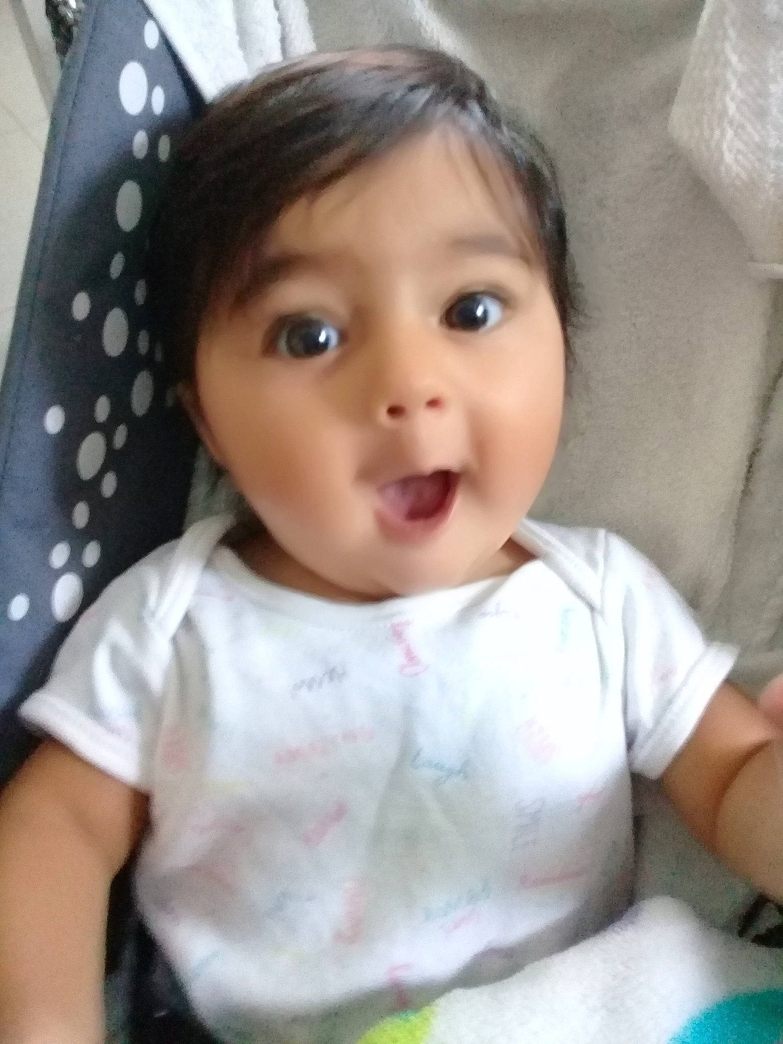 Tahicyana participe au concours pour gagner de l'argent avec cette photo : baby, black_hair, cheek, child, eye, face, head, iris, lip, nose, person, skin, smile, surprise, toddler