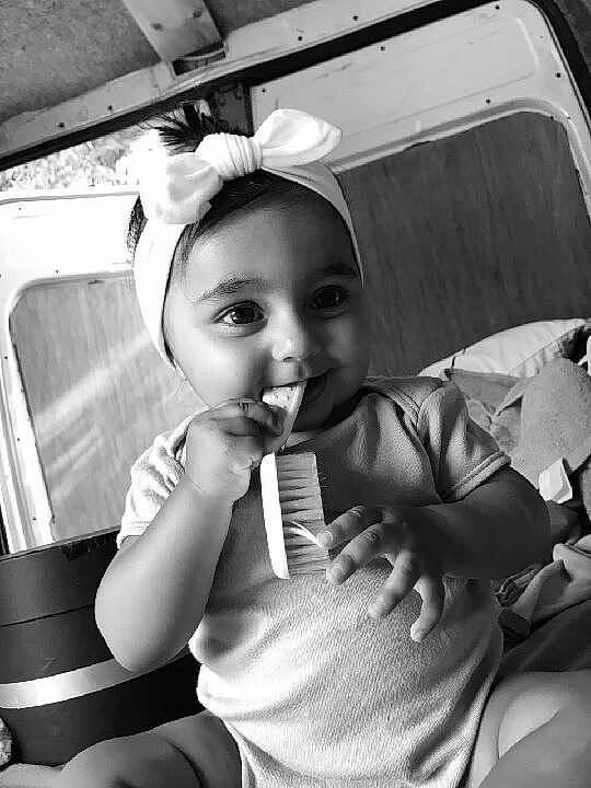 Tahicyana participe au concours pour gagner de l'argent avec cette photo : black, black_and_white, child, joy, monochrome, monochrome_photography, person, photograph, photography, smile, snapshot, style, white