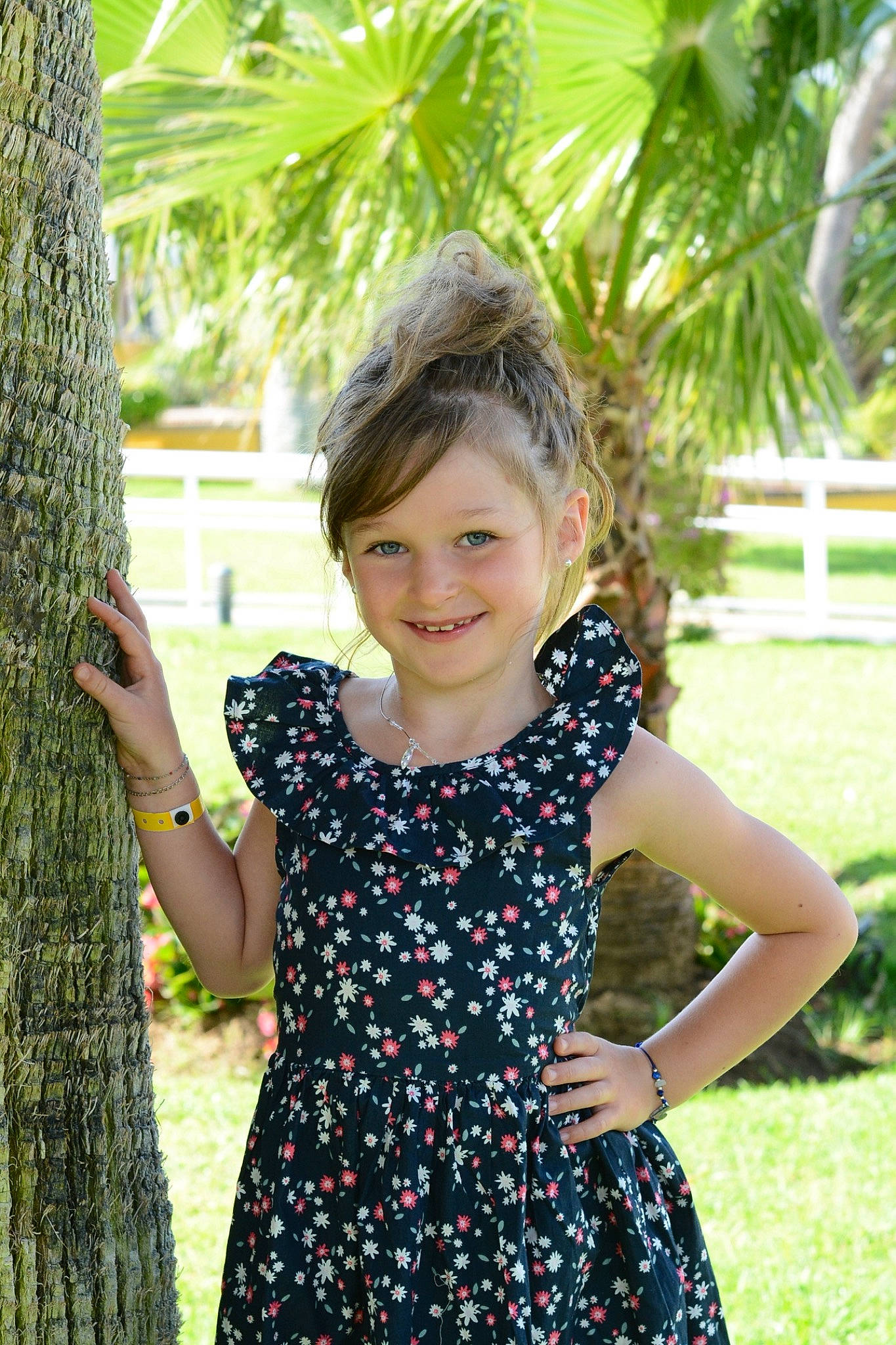 Léna participe au concours pour gagner de l'argent avec cette photo : clothing, day_dress, dress, face, facial_expression, formal_wear, fun, grass, green, happy, joy, leisure, one_piece_garment, people_in_nature, person, plant, smile, toddler, tree, trunk