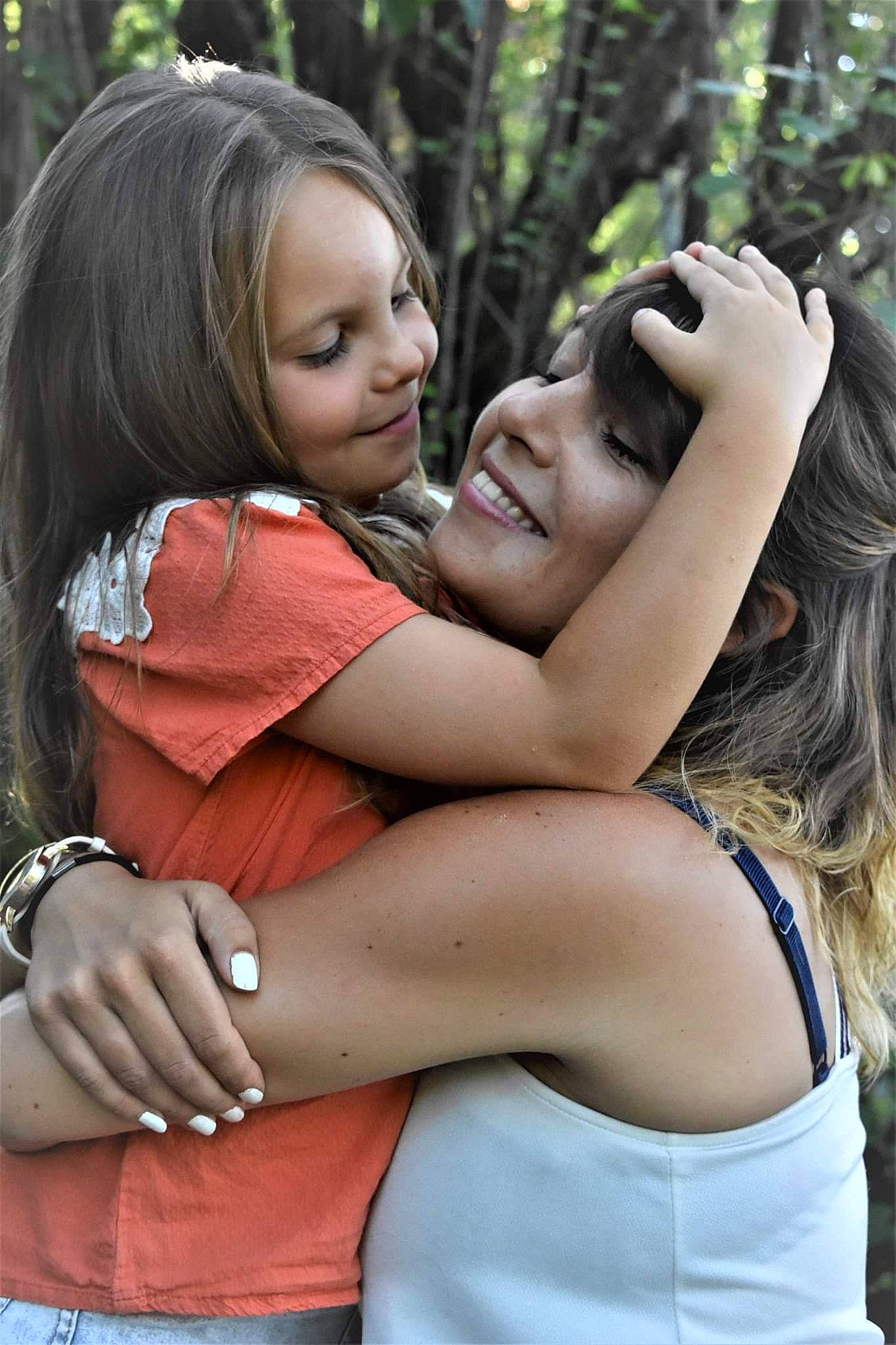 Elea participe au concours pour gagner de l'argent avec cette photo : child, daughter, gesture, happy, hug, interaction, joy, love, mother, people_in_nature, person, smile