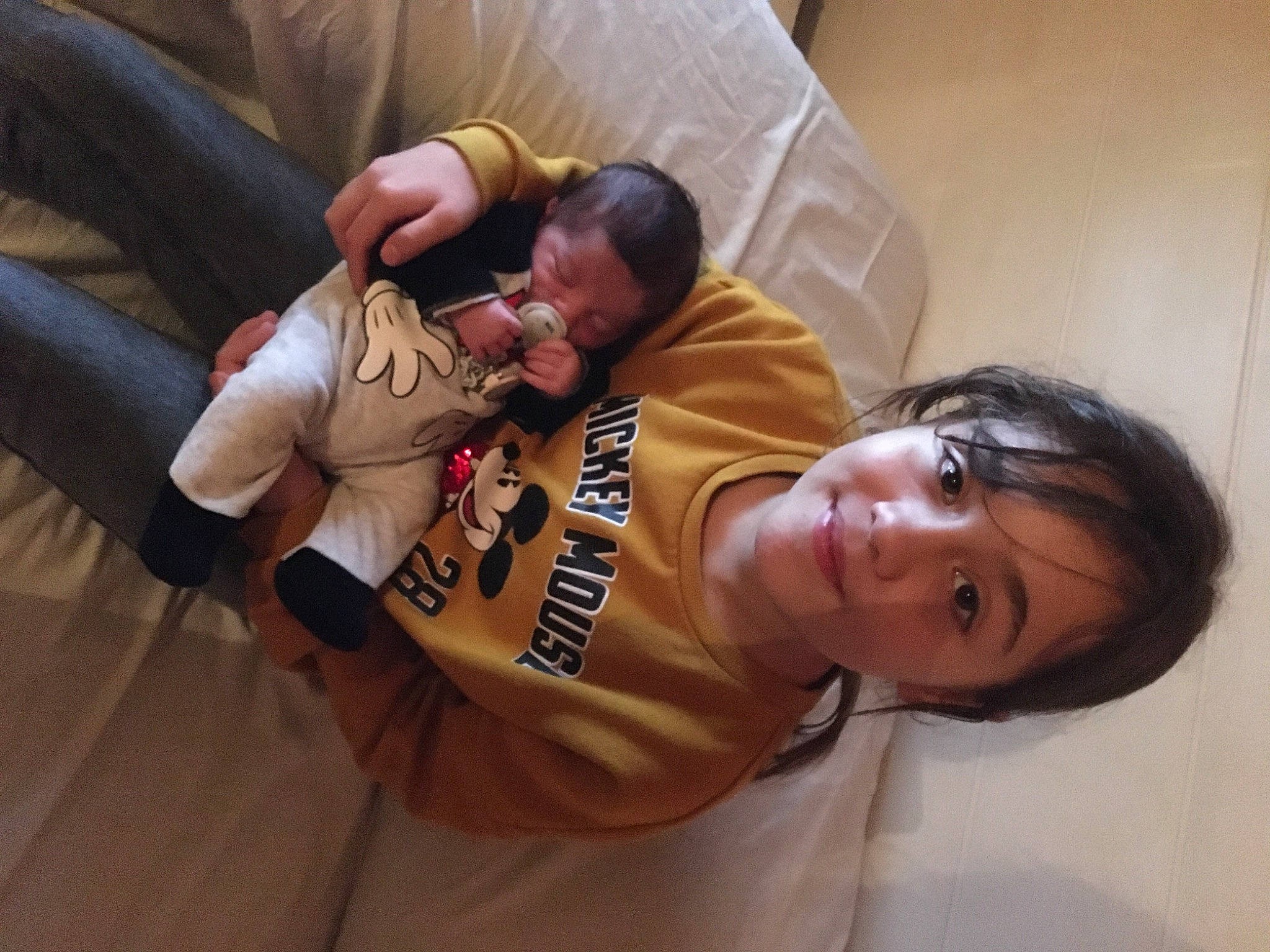 Cloe a rejoint le concours — aidez-le/la à gagner de superbes lots ! abdomen, child, comfort, contact_sport, couch, elbow, event, fun, gesture, grappling, happy, joint, joy, knee, leisure, person, room, smile, t_shirt, thigh