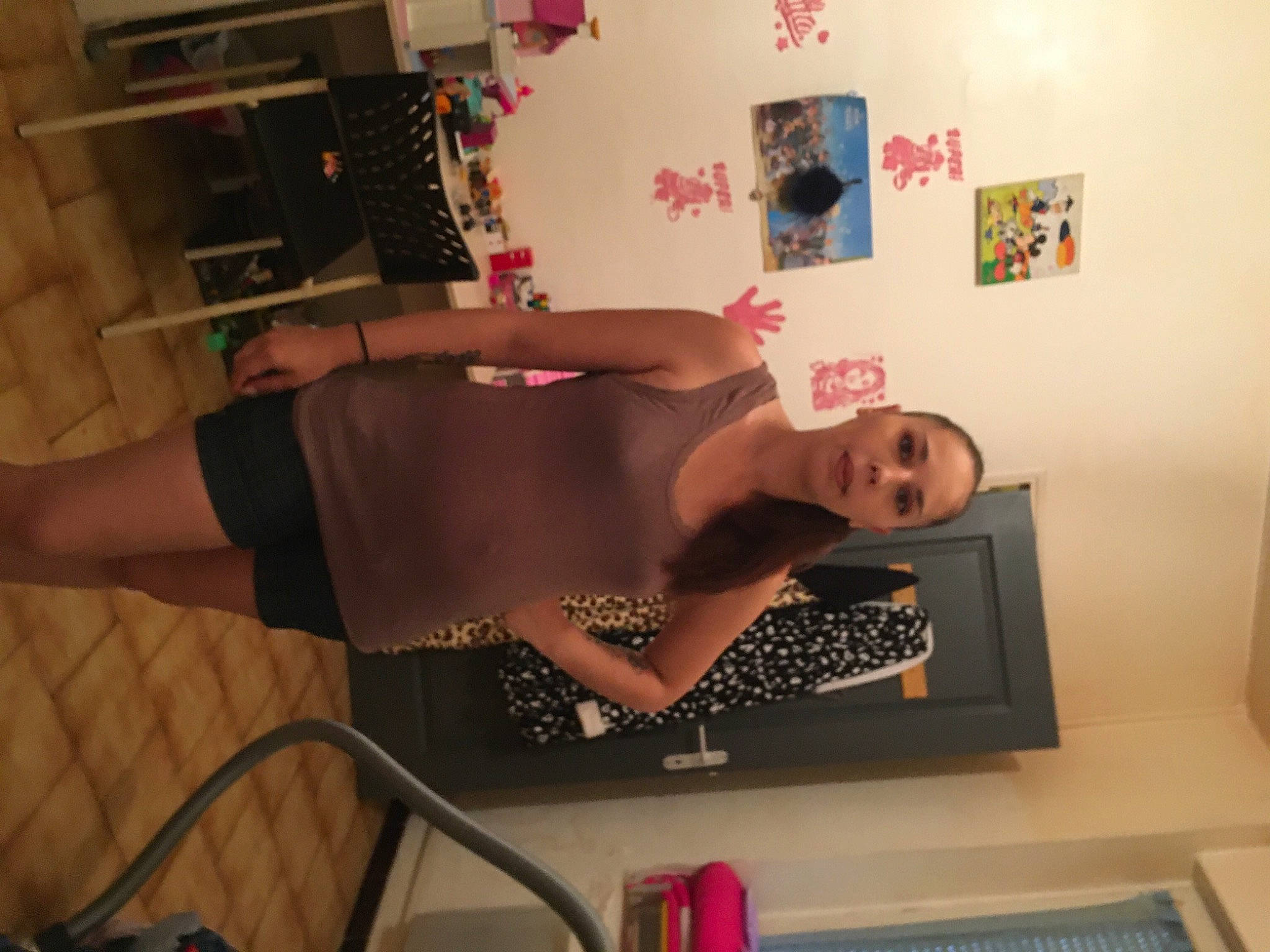 Cloe participe au concours pour gagner de l'argent avec cette photo : art, elbow, eyewear, finger, flooring, fun, human_leg, knee, person, picture_frame, room, shelving, shoulder, smile, standing, t_shirt, table, thigh, visual_arts, waist