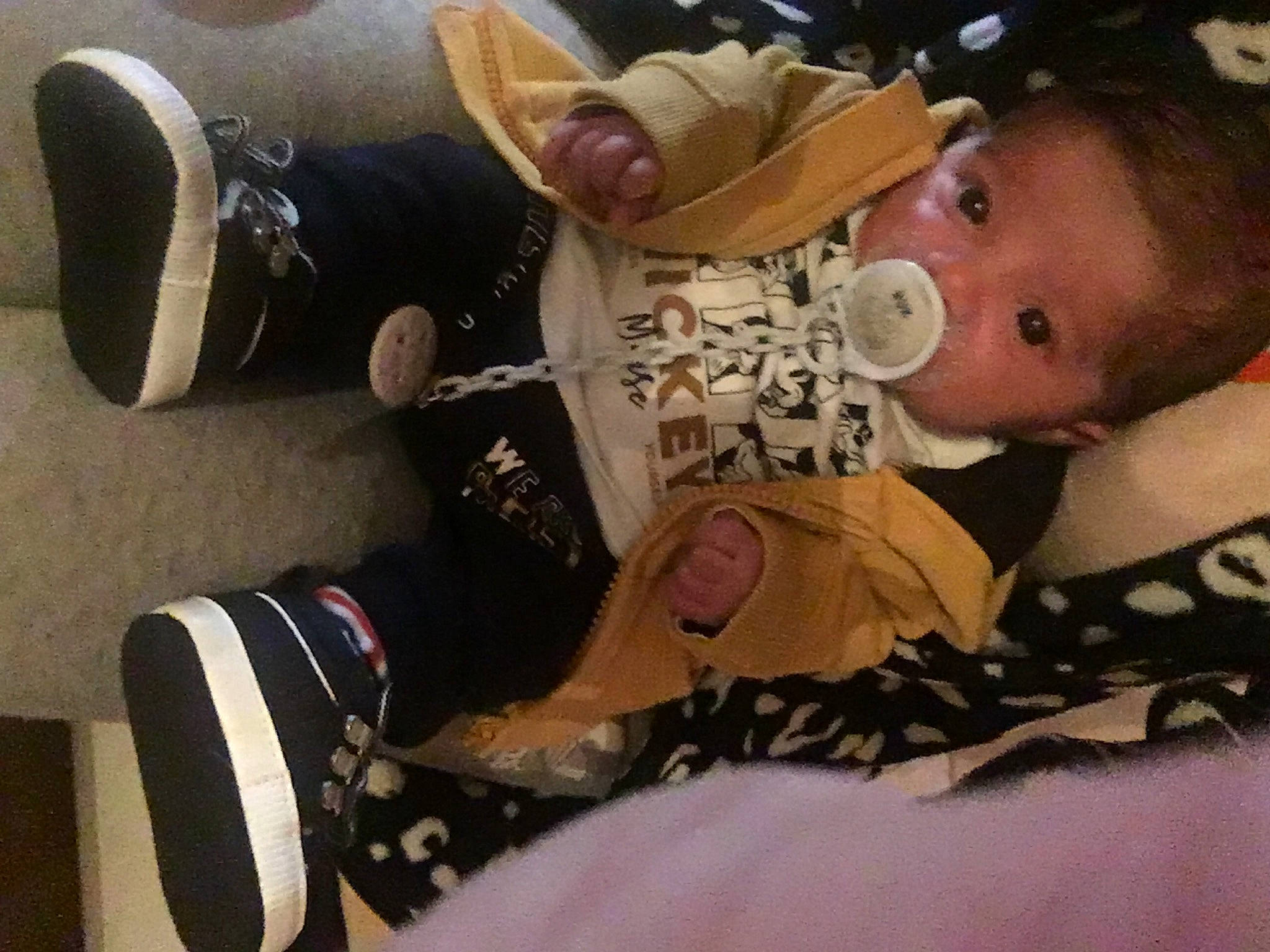 Mayron participe au concours pour gagner de l'argent avec cette photo : baby, baby_carriage, baby_products, baby_toddler_clothing, carmine, child, christmas, drinkware, drum, fun, human_body, human_leg, knee, lap, musical_instrument, person, personal_protective_equipment, sitting, tableware, thigh