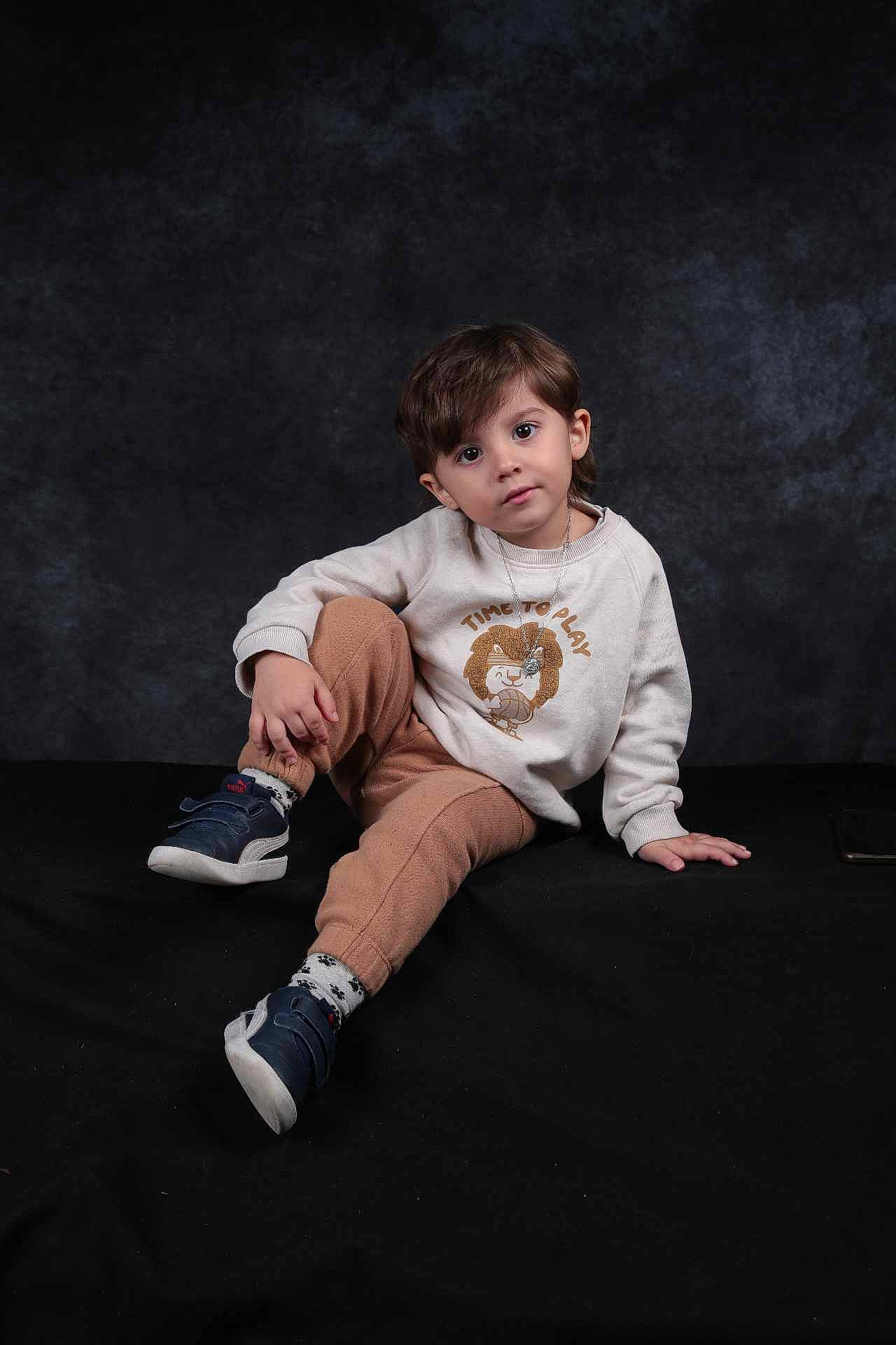 Mayron a rejoint le concours — aidez-le/la à gagner de superbes lots ! baby, baby_toddler_clothing, ball, cheek, child, darkness, flash_photography, flooring, fun, grass, happy, human_leg, knee, person, portrait, portrait_photography, sitting, sleeve, t_shirt, toddler
