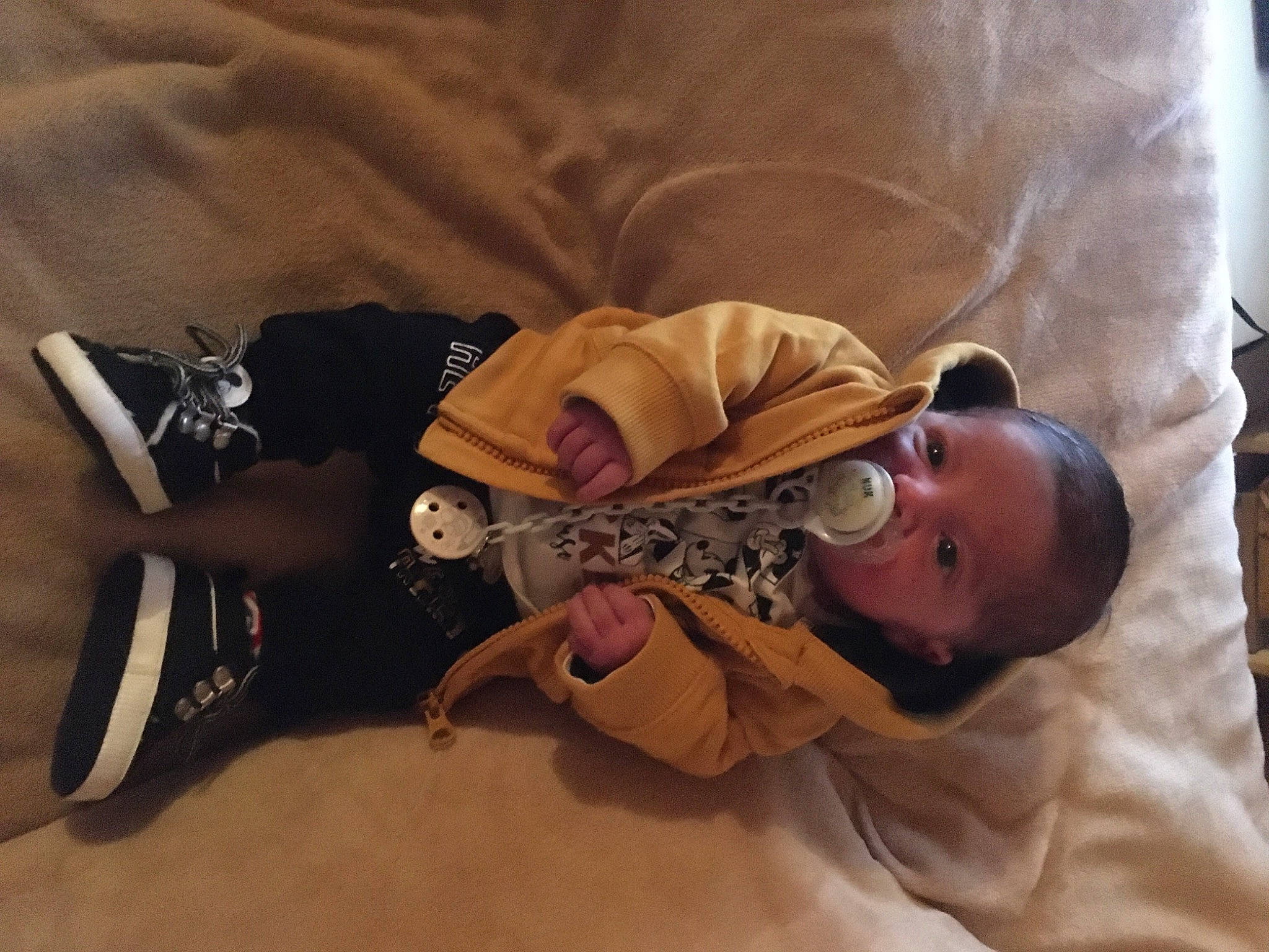 Mayron a rejoint le concours — aidez-le/la à gagner de superbes lots ! baby, baby_products, baby_safety, baby_sleeping, baby_toddler_clothing, bedtime, child, comfort, fashion_accessory, glasses, hat, human_body, linens, nap, person, room, sleeve, textile, toddler, wood