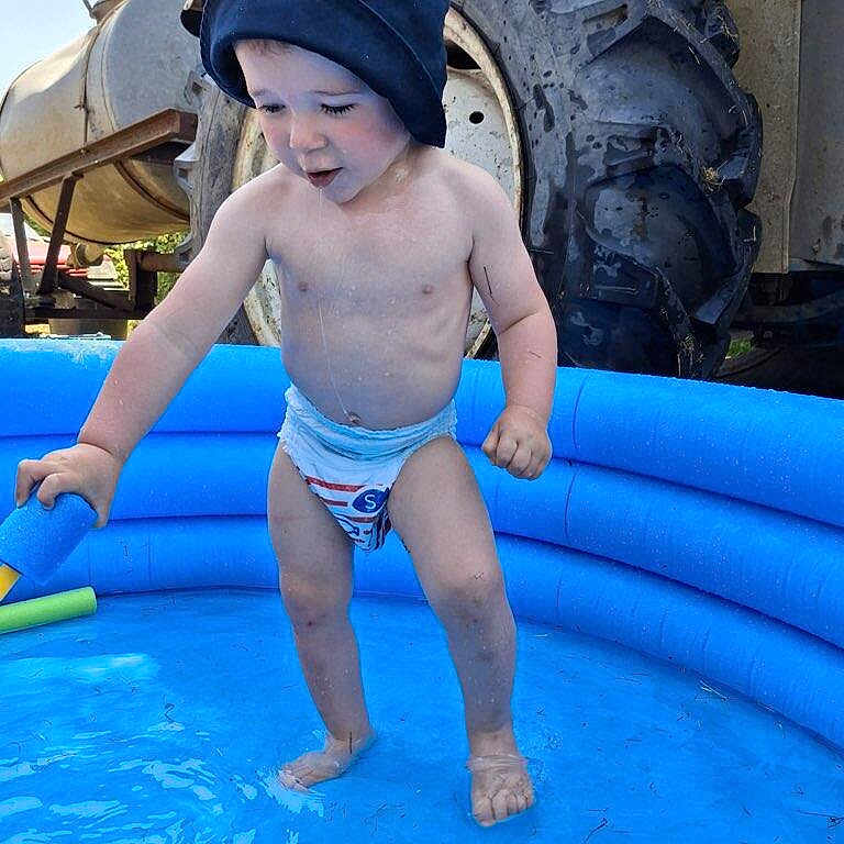 Khaël a rejoint le concours — aidez-le/la à gagner de superbes lots ! barefoot, blue, blue_pool, child, cute, diaper, farm, fun, hat, outdoor, play, pool_noodle, small_pool, splash, summer, sunlight, toddler, tractor_tire, water, young_child