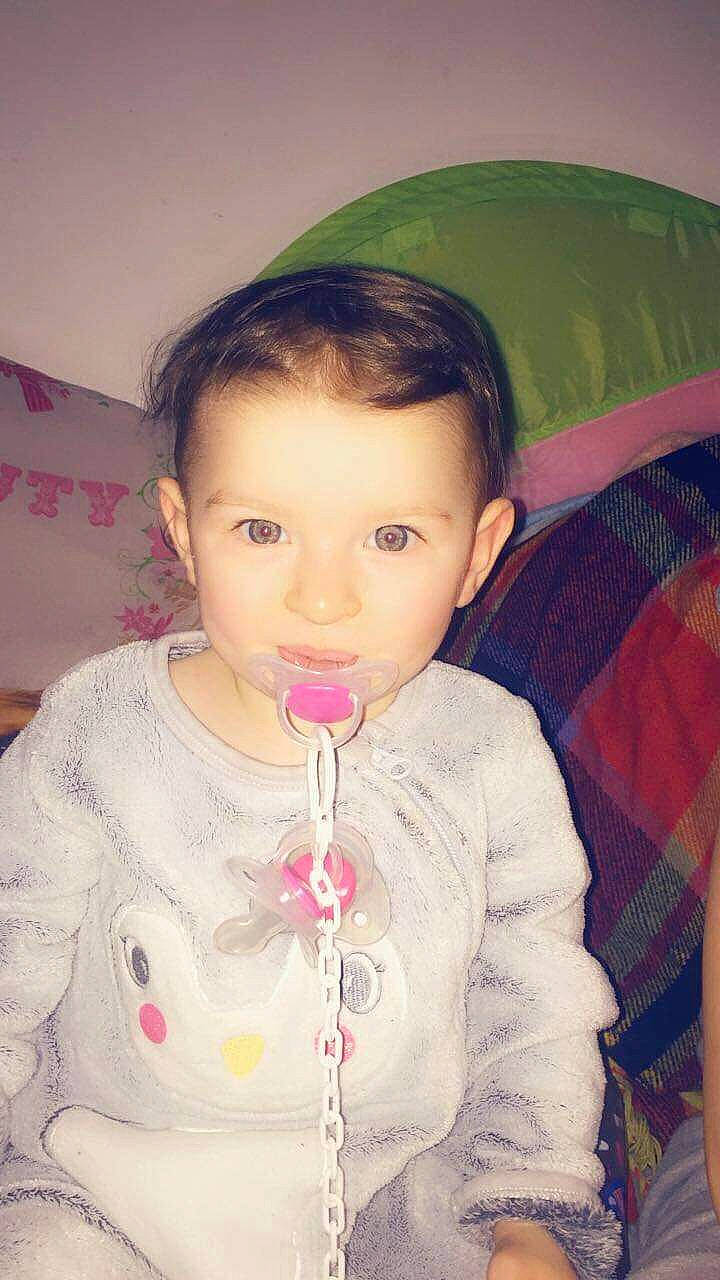 Klara a rejoint le concours — aidez-le/la à gagner de superbes lots ! baby, cheek, child, eye, face, forehead, fun, head, lip, mouth, neck, nose, person, pink, skin, smile, toddler